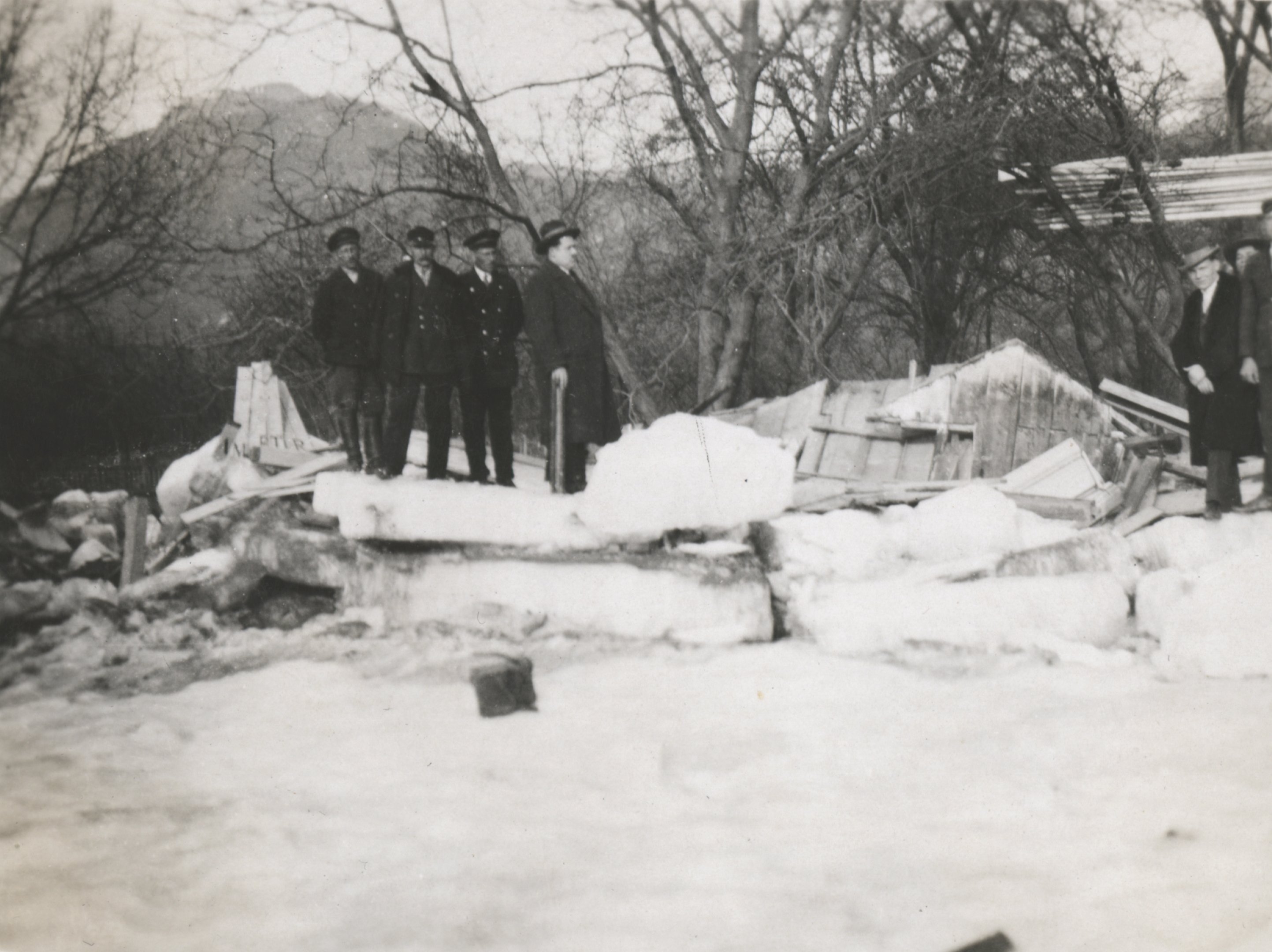 Nagymaroson megmaradt parti jégtorlaszok, 1929 (Magyar Környezetvédelmi és Vízügyi Múzeum - Duna Múzeum CC BY-NC-SA)
