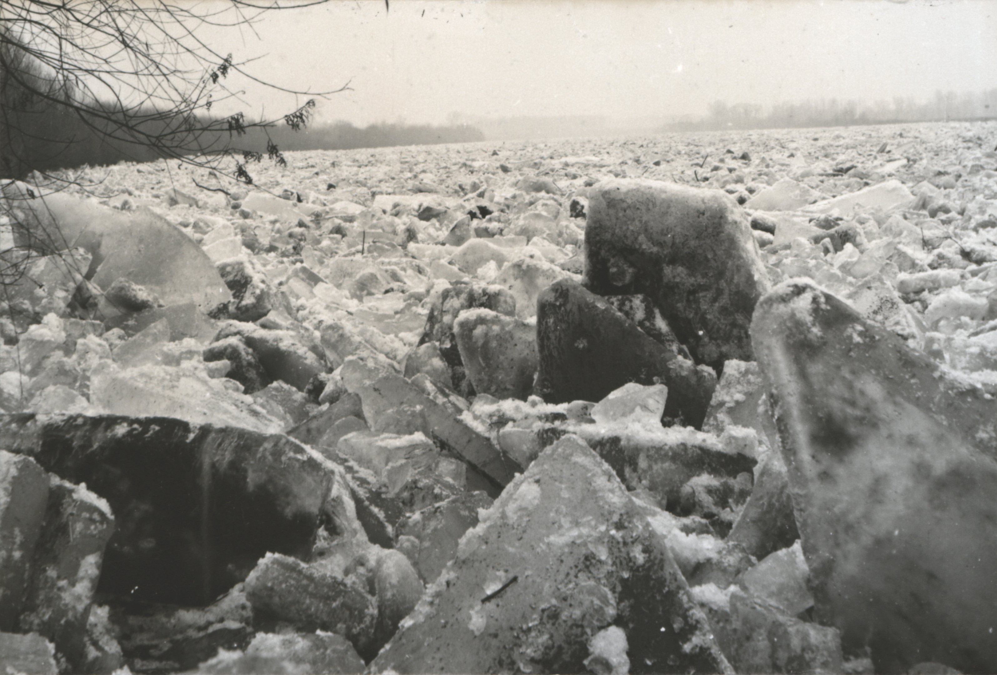 Ágaskodó jégtáblák a kanyarulatban (Magyar Környezetvédelmi és Vízügyi Múzeum - Duna Múzeum CC BY-NC-SA)