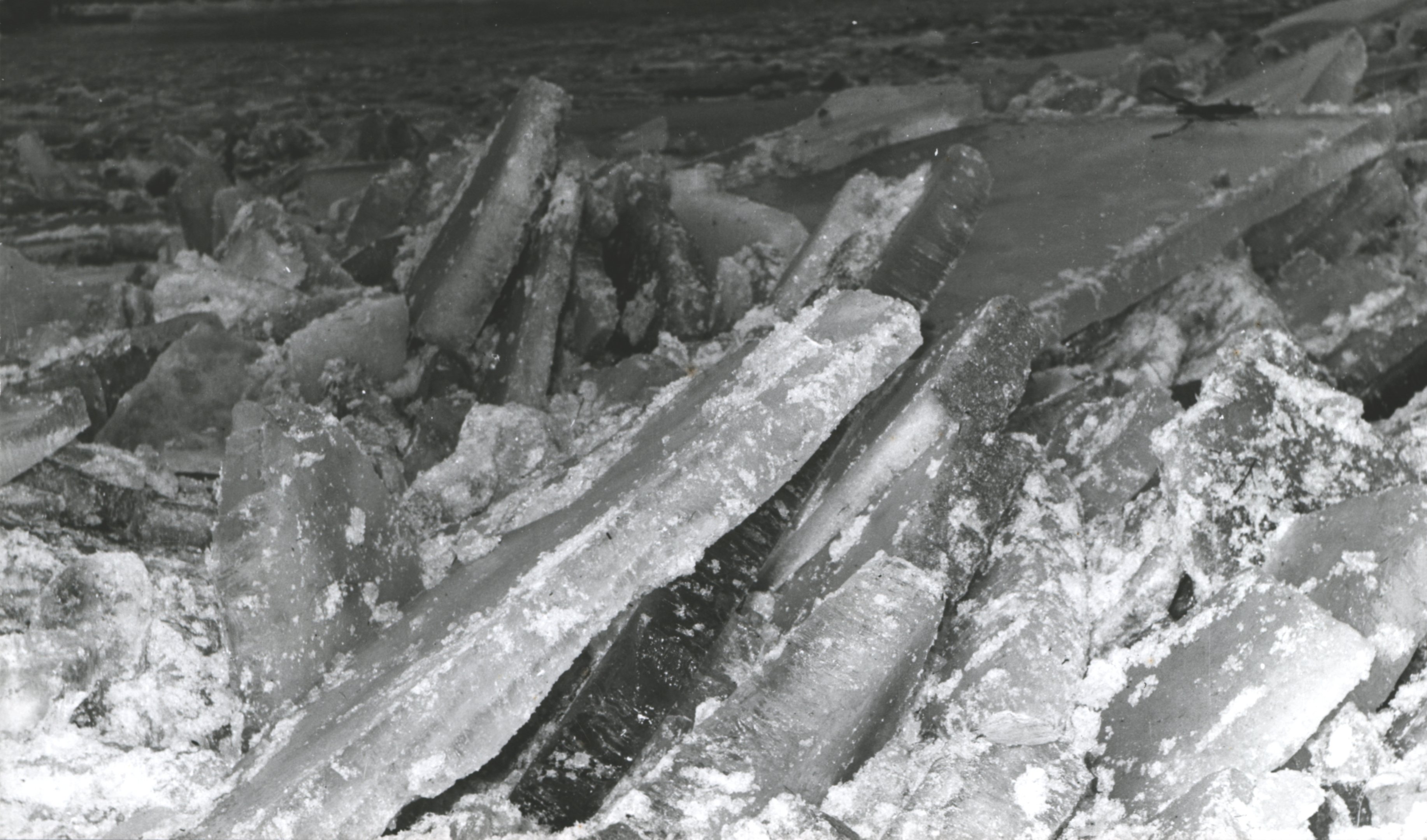 Parthoz feszült összecsúszott jégtáblák (Magyar Környezetvédelmi és Vízügyi Múzeum - Duna Múzeum CC BY-NC-SA)