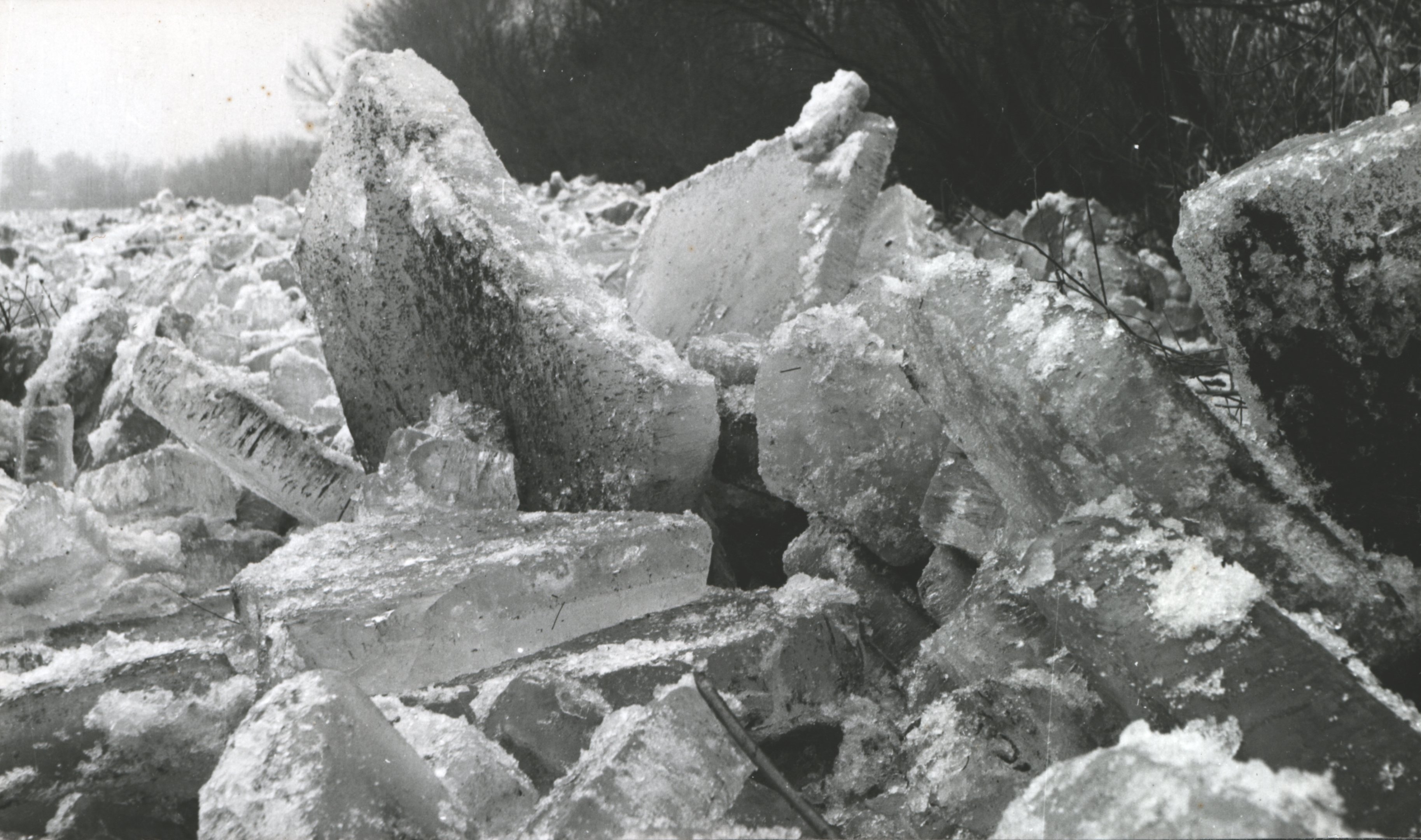 Terepszint fölé torlódott jégtömeg (Magyar Környezetvédelmi és Vízügyi Múzeum - Duna Múzeum CC BY-NC-SA)