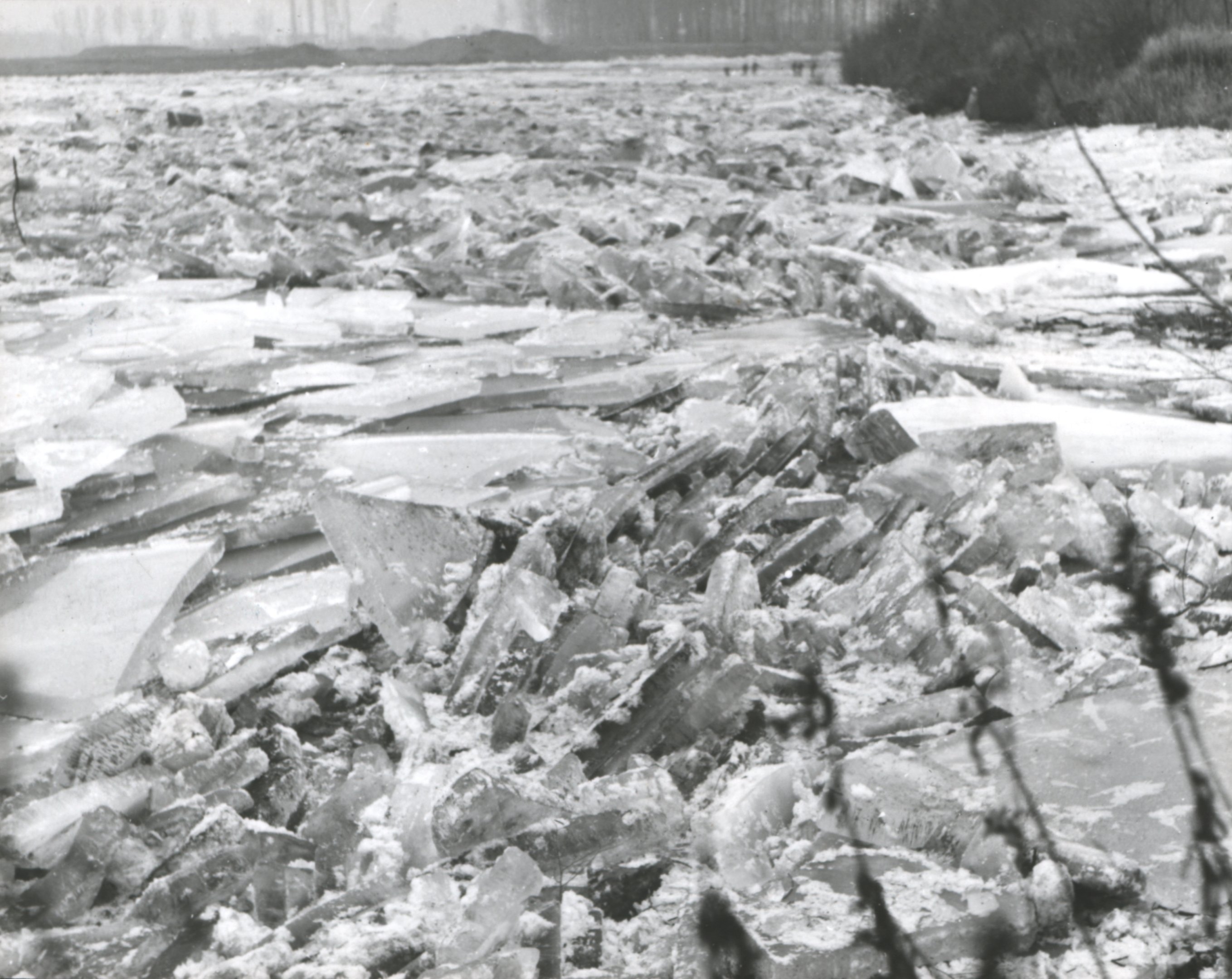 A torlasz felső végén összecsúszott jégtáblák (Magyar Környezetvédelmi és Vízügyi Múzeum - Duna Múzeum CC BY-NC-SA)