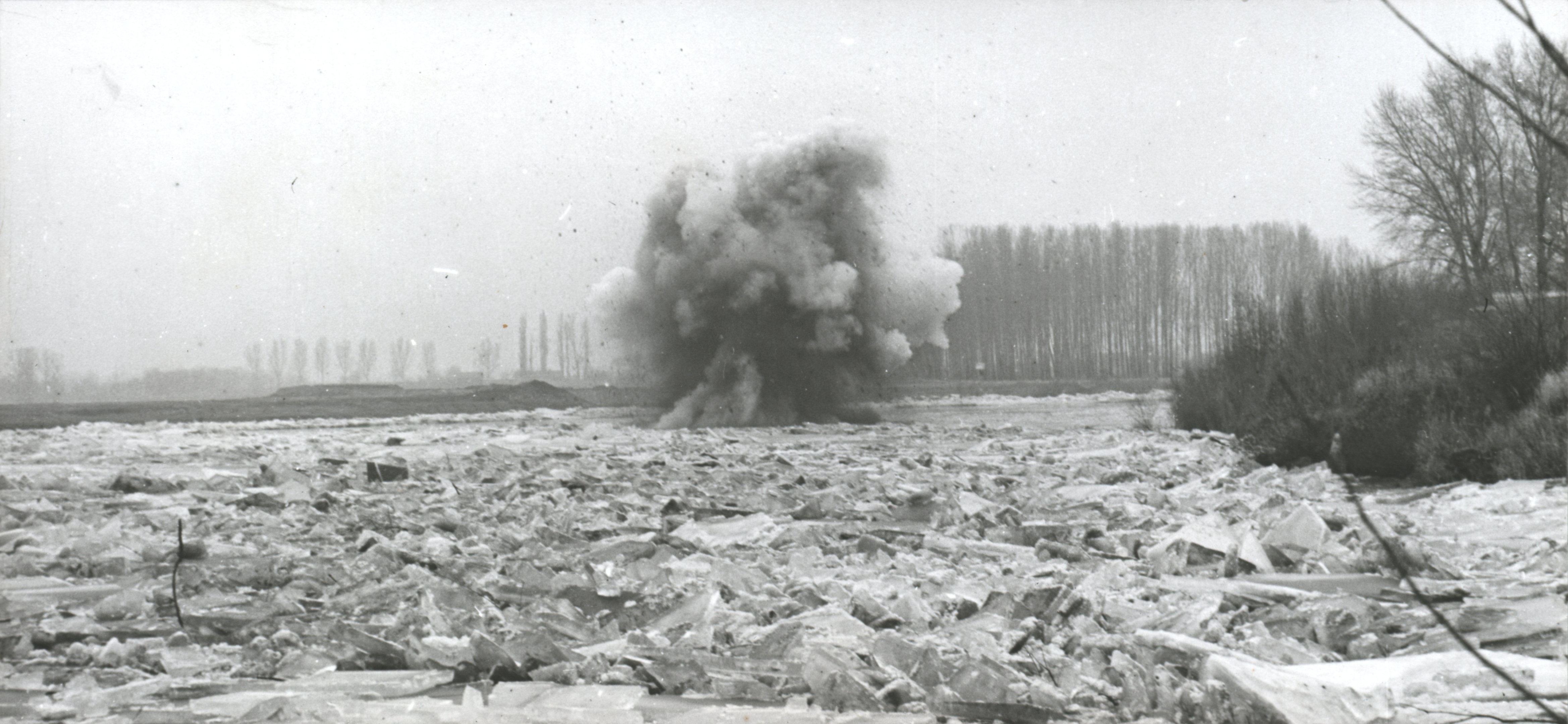 Lyukak robbantása a nagytöltet elhelyezéséhez (Magyar Környezetvédelmi és Vízügyi Múzeum - Duna Múzeum CC BY-NC-SA)