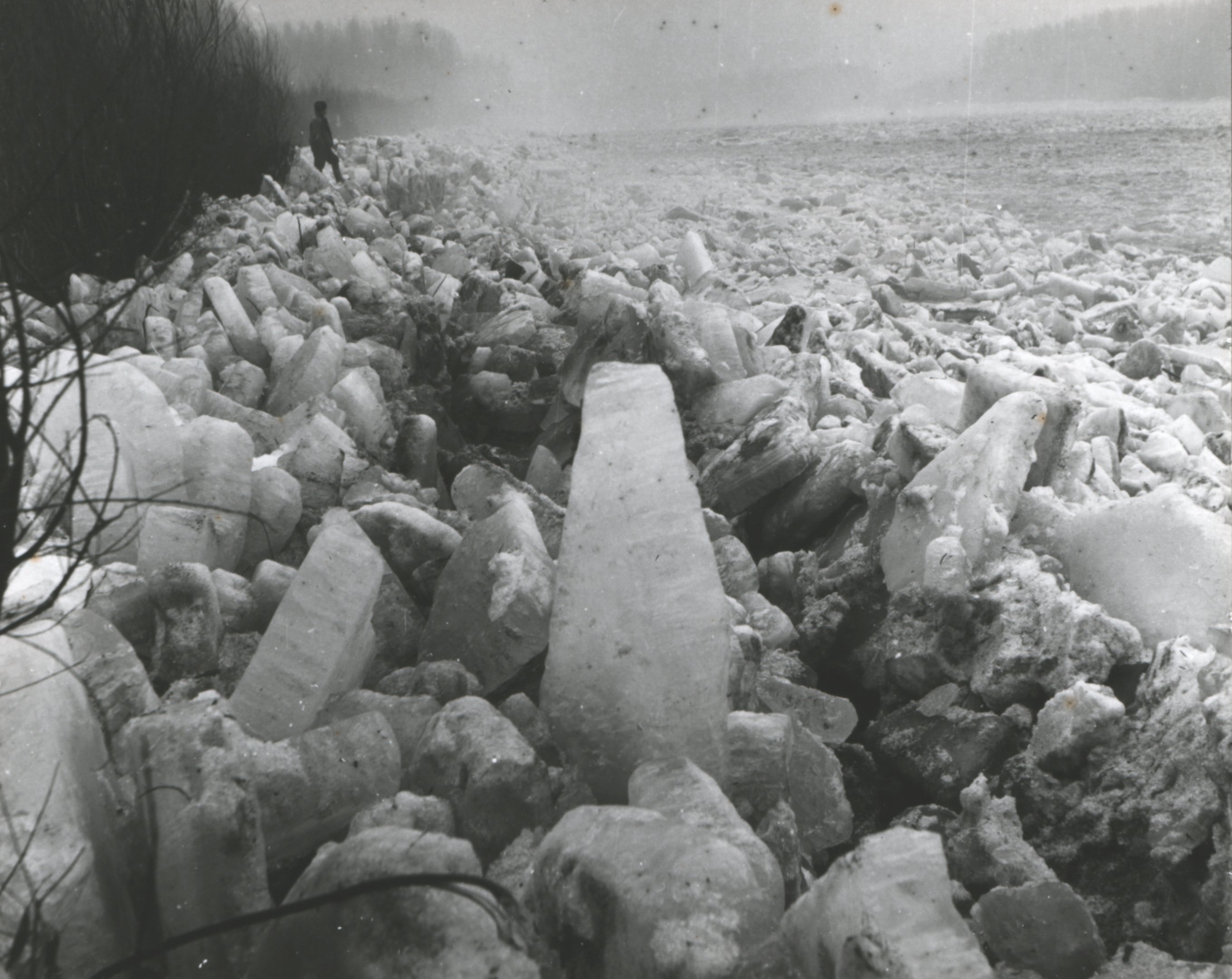 A már megcsúszott jégtorlasz-szakasz homorítása (Magyar Környezetvédelmi és Vízügyi Múzeum - Duna Múzeum CC BY-NC-SA)