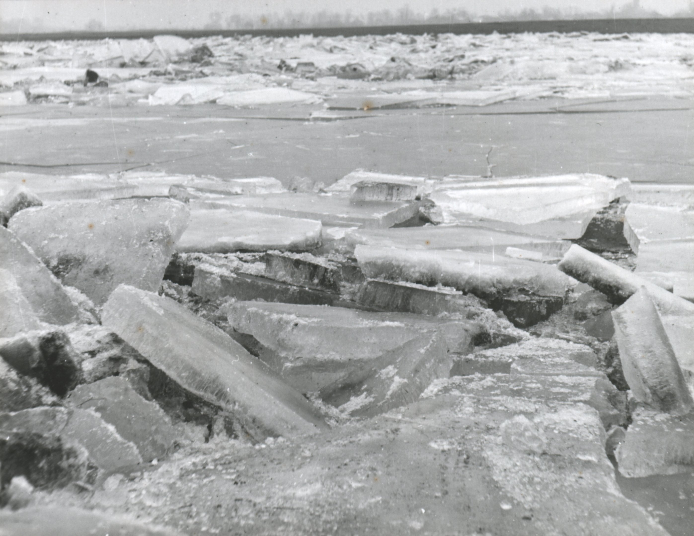Középen a később befagyott síkjég sávja (Magyar Környezetvédelmi és Vízügyi Múzeum - Duna Múzeum CC BY-NC-SA)