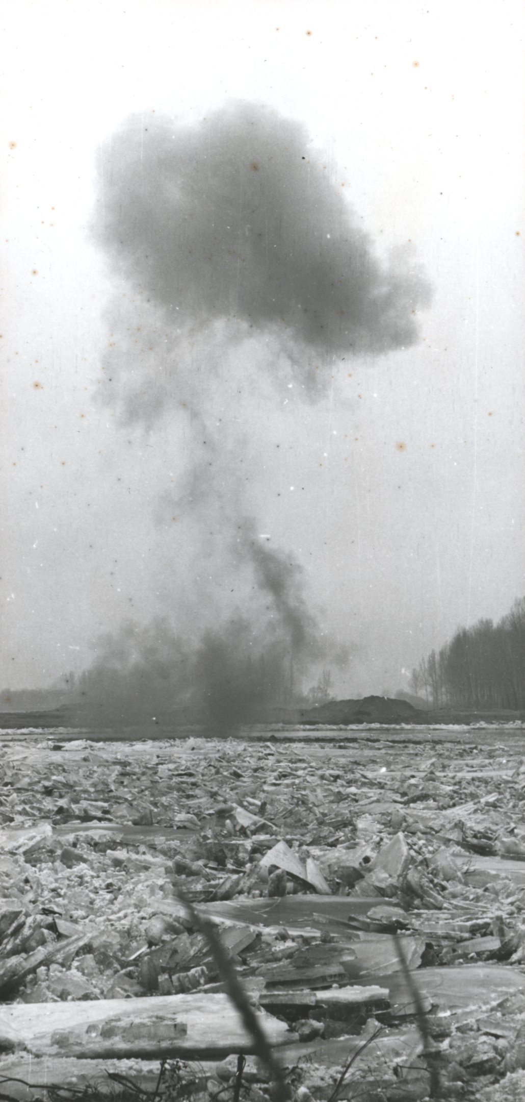 Nagytöltetű robbantás pillanata a levegőben repülő jégdarabok (Magyar Környezetvédelmi és Vízügyi Múzeum - Duna Múzeum CC BY-NC-SA)