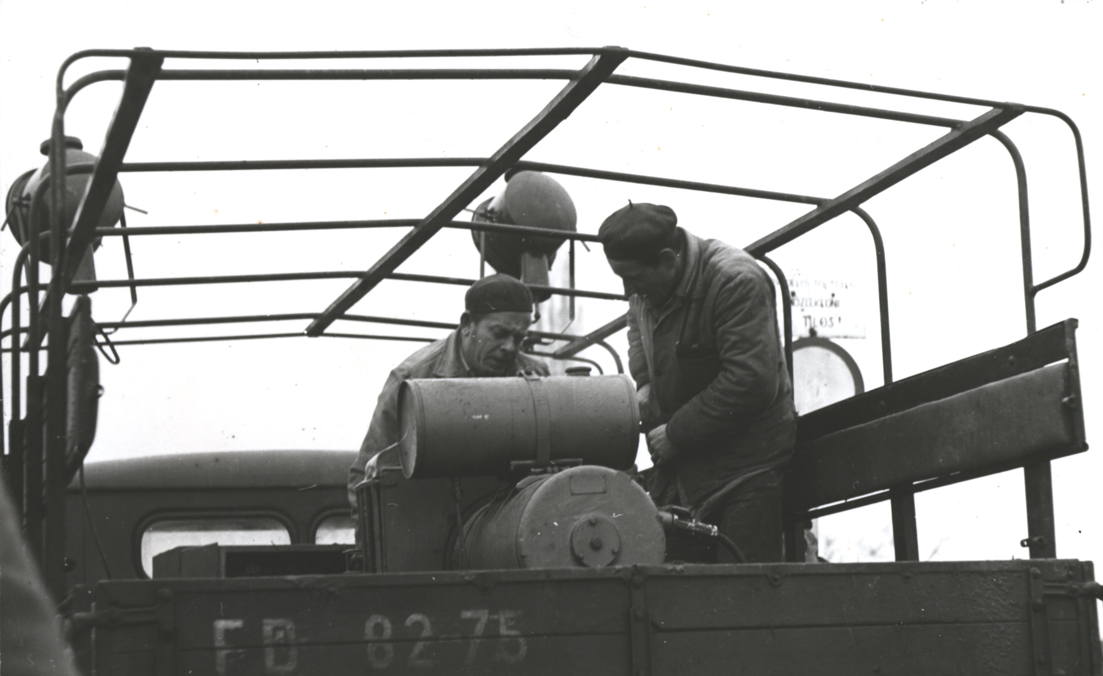 Tehergépkocsira szerelik a világító agregátort (Magyar Környezetvédelmi és Vízügyi Múzeum - Duna Múzeum CC BY-NC-SA)