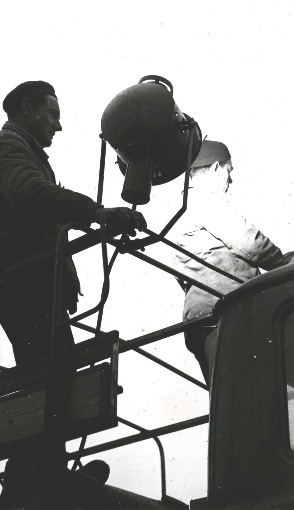 A kocsira szerelt világító agregátorok üzempróbája. Éjszakai parti figyelőszolgálatot biztosítottak (Magyar Környezetvédelmi és Vízügyi Múzeum - Duna Múzeum CC BY-NC-SA)