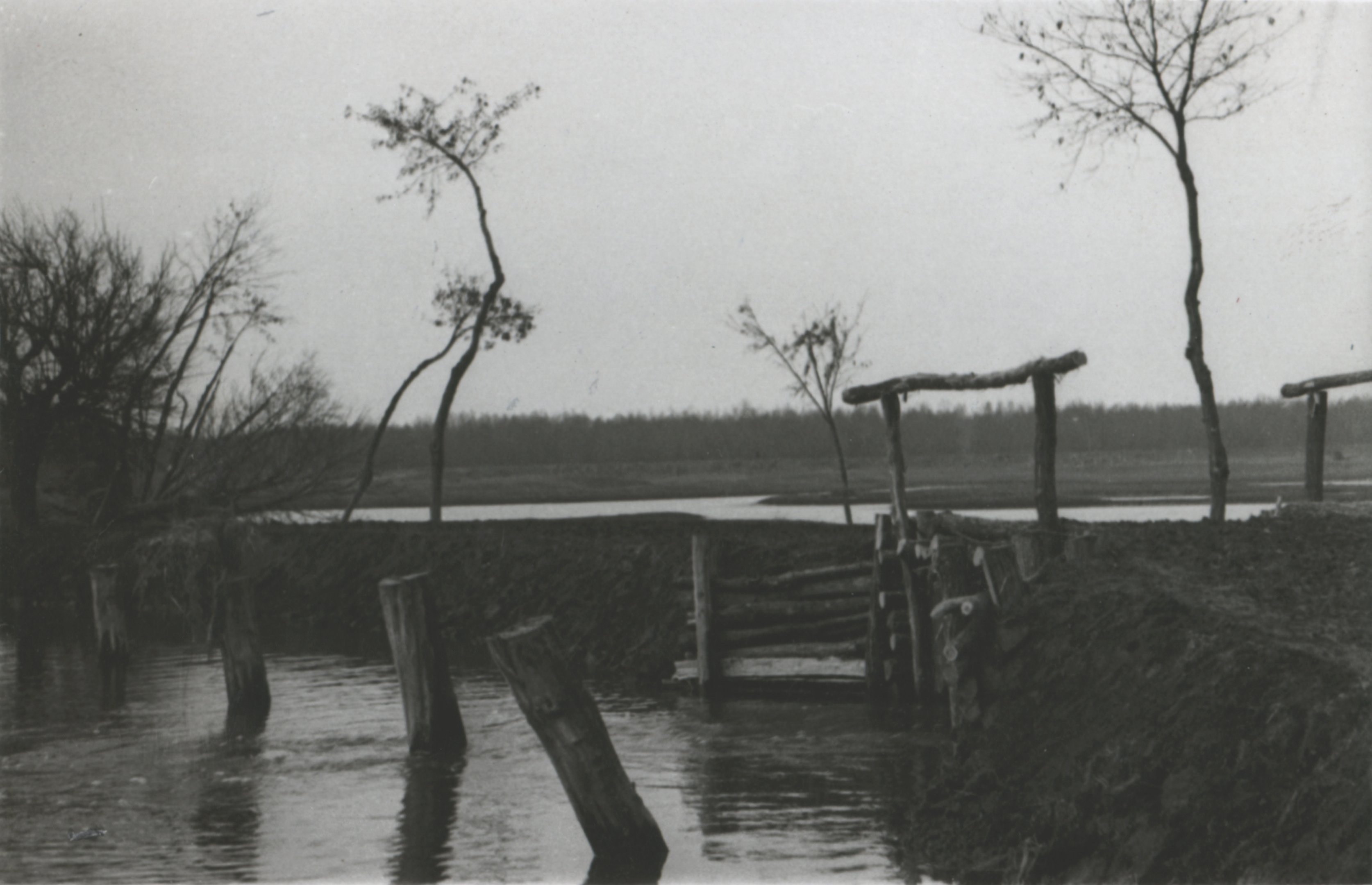 A víztől teljesen körülfogott Apostag megközelítéséhez létesített töltés és fahíd, 1941. február 22. (Magyar Környezetvédelmi és Vízügyi Múzeum - Duna Múzeum CC BY-NC-SA)