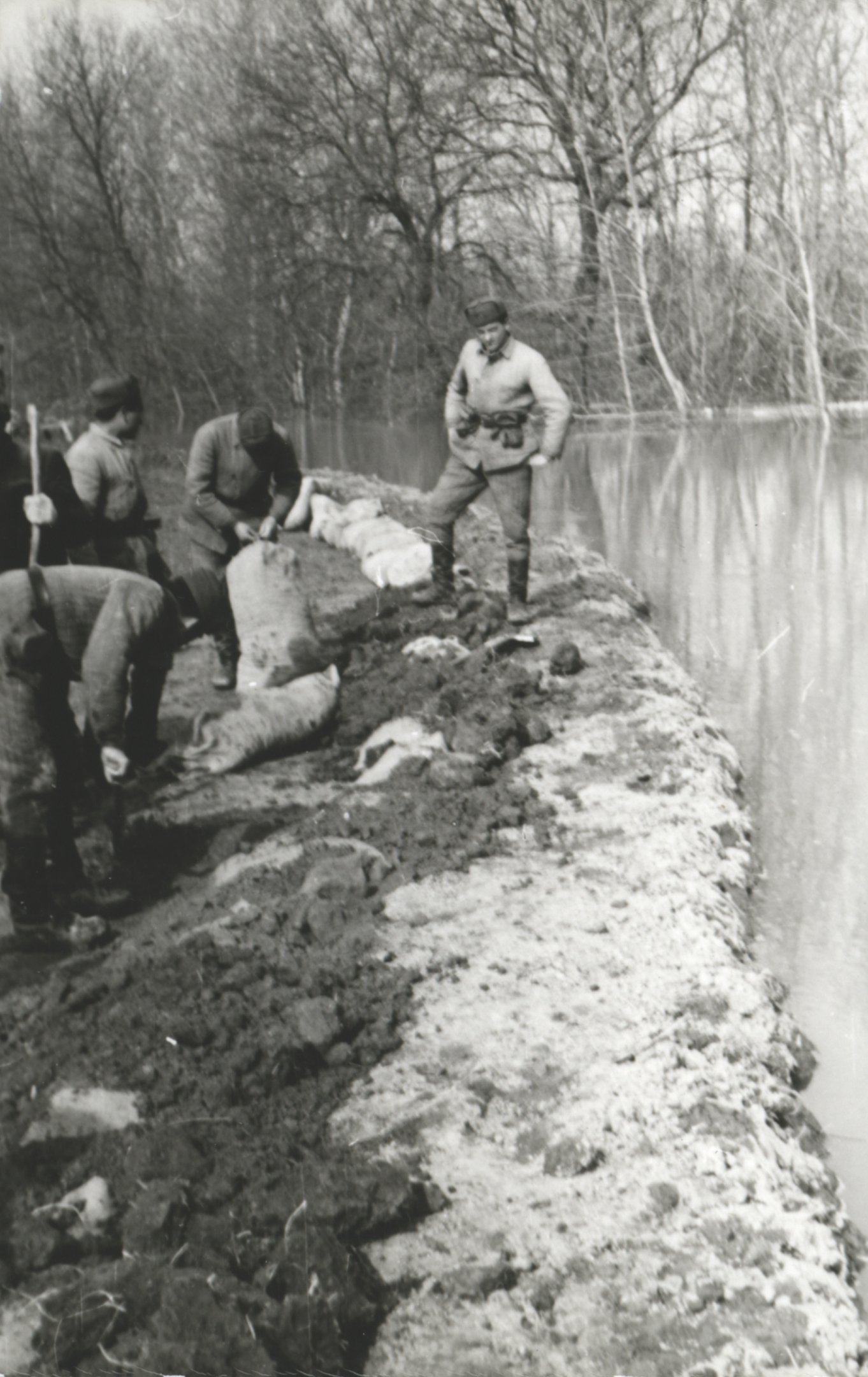 Homokzsák ürítése nyúlgáthoz (Magyar Környezetvédelmi és Vízügyi Múzeum - Duna Múzeum CC BY-NC-SA)