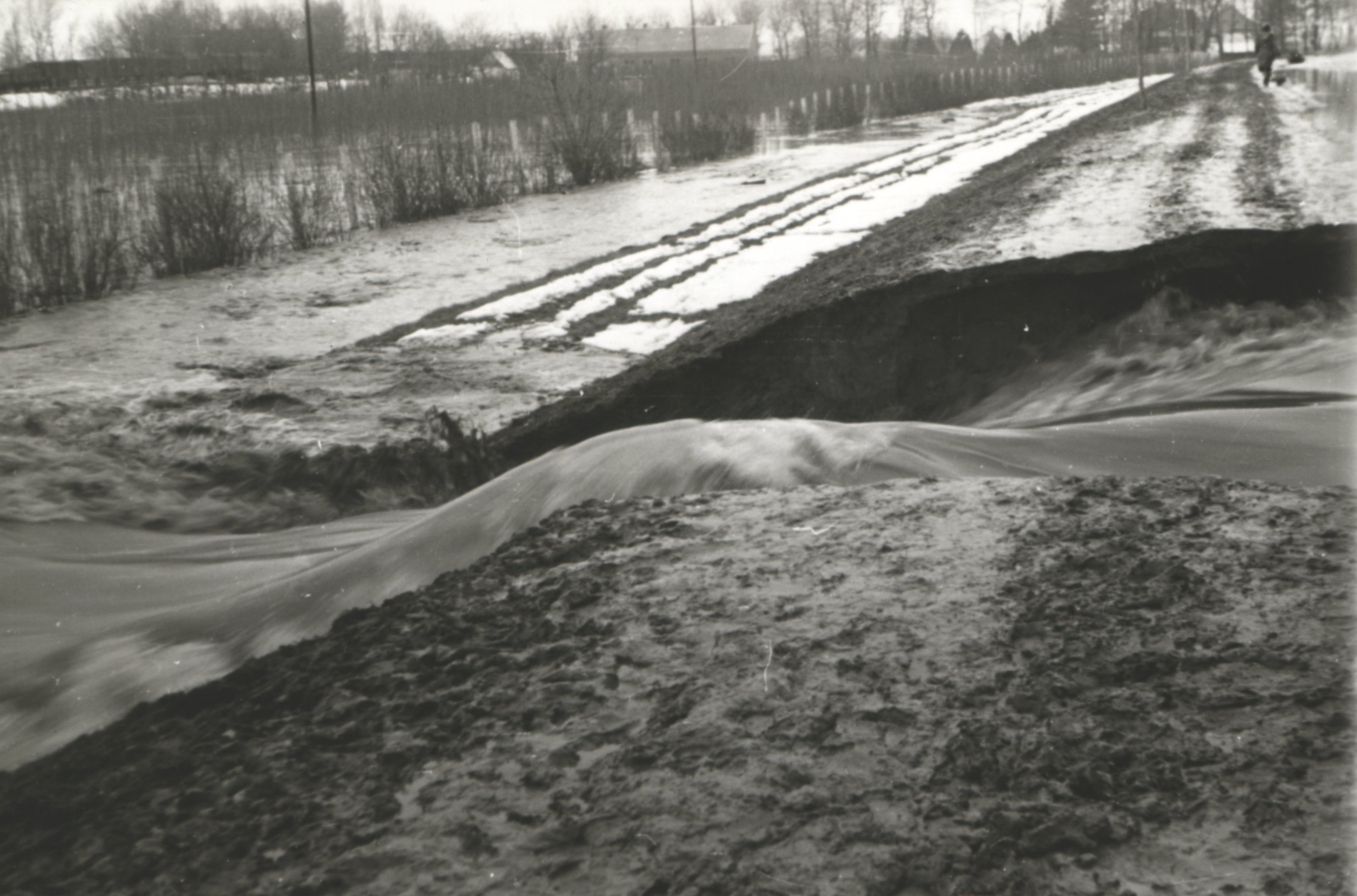 A Bátaszék-Bajai vasútvonal felett Pörbölynél 1956. március 13-án meghágás, majd szakadás állott be (Magyar Környezetvédelmi és Vízügyi Múzeum - Duna Múzeum CC BY-NC-SA)