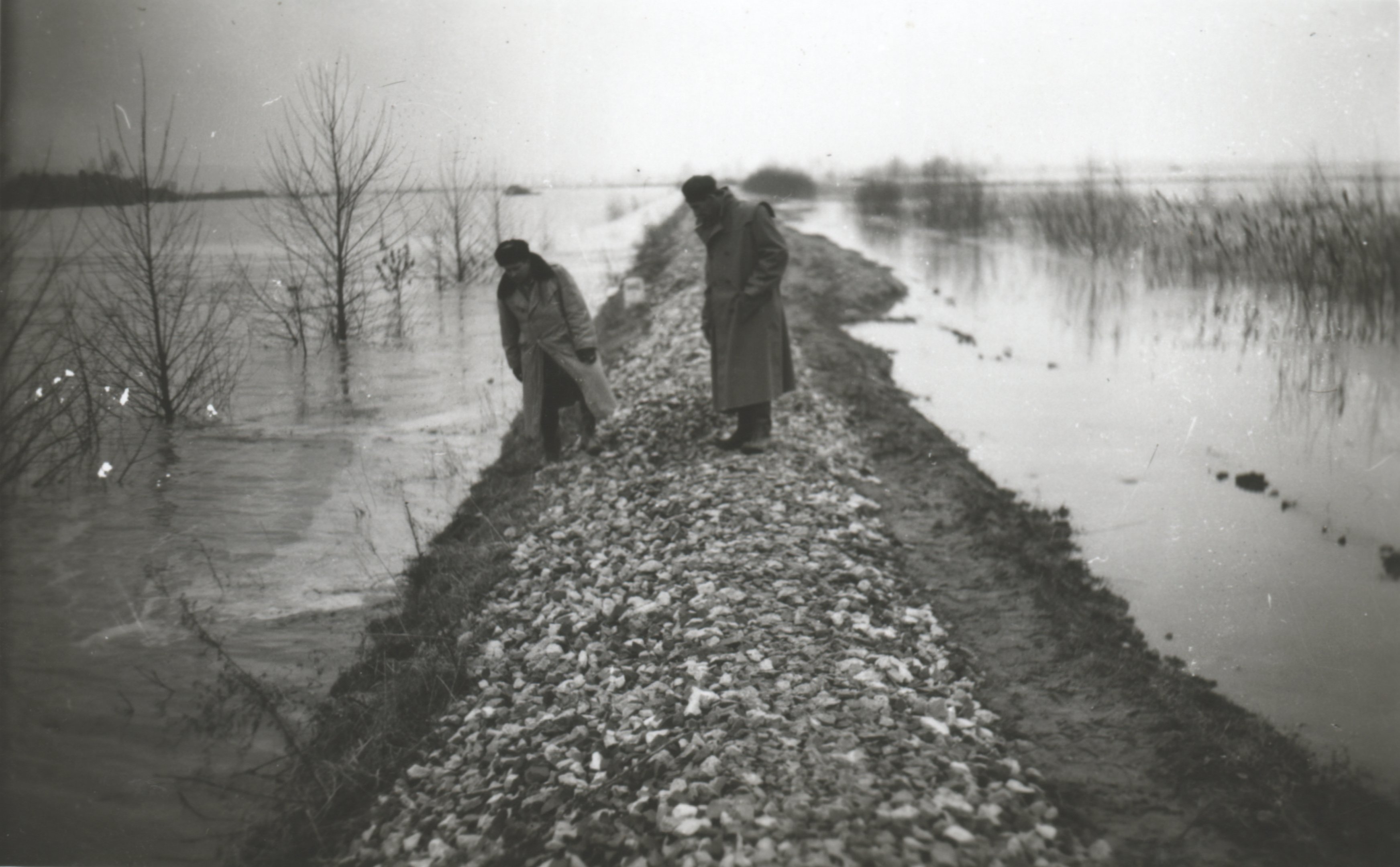 A vasúti lokalizációs vonalon a víz több helyen átfolyt a mentett oldalra (Magyar Környezetvédelmi és Vízügyi Múzeum - Duna Múzeum CC BY-NC-SA)