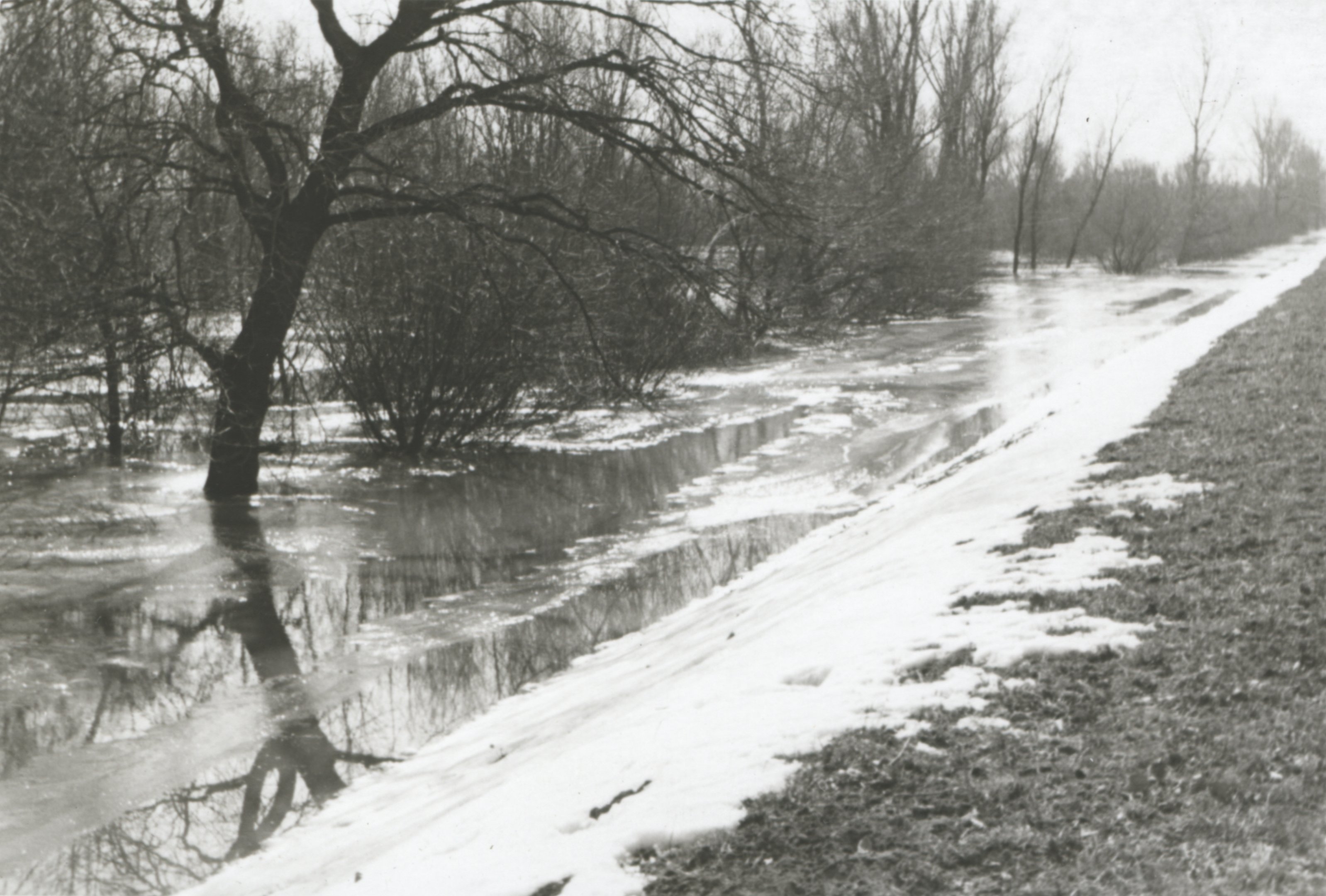 A víz lassan eléri a Sió balparti töltéskoronát a 0-3 km szelvények között (Magyar Környezetvédelmi és Vízügyi Múzeum - Duna Múzeum CC BY-NC-SA)
