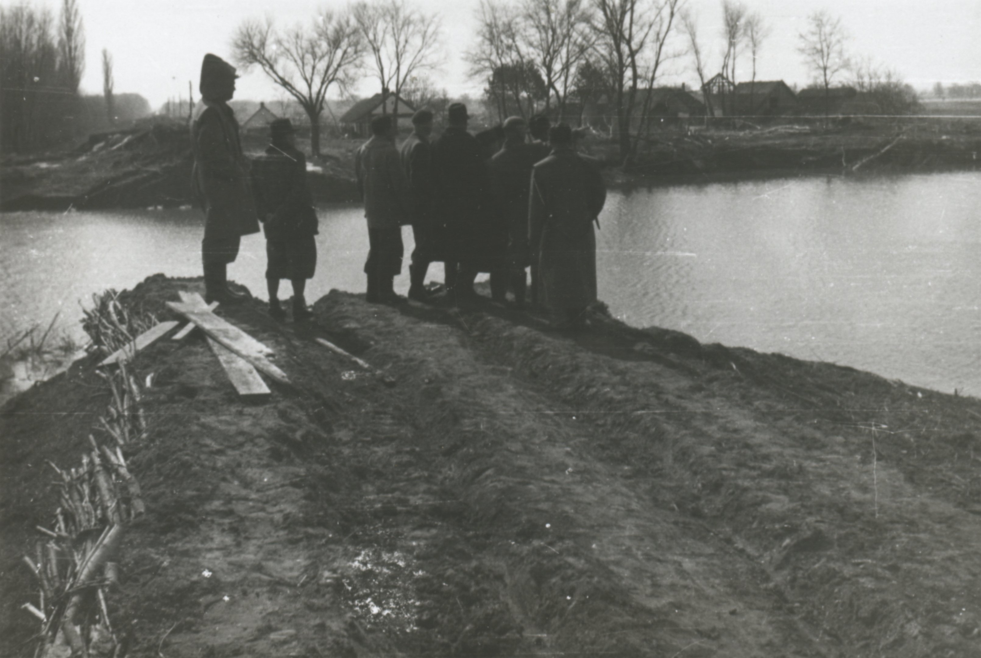 Dégen Imre vízügyi főigazgató és a kormánymegbízottak a helyreállítást megelőző szemléje március 22-én (Magyar Környezetvédelmi és Vízügyi Múzeum - Duna Múzeum CC BY-NC-SA)
