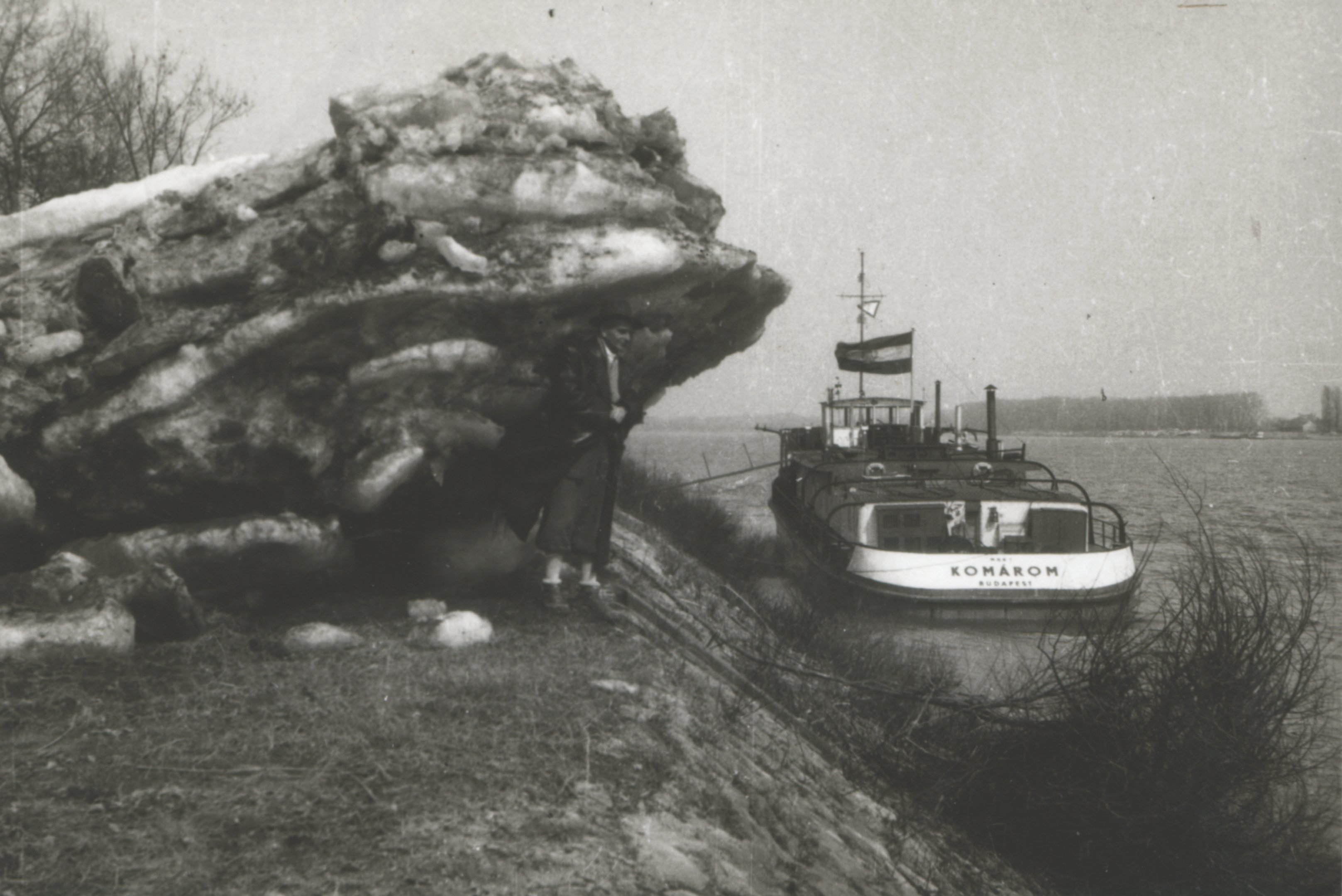 Az ideiglenes körgátak építésénél dolgozó honvédeket hajó szállította Gerjen községből a szakadások területére (Magyar Környezetvédelmi és Vízügyi Múzeum - Duna Múzeum CC BY-NC-SA)