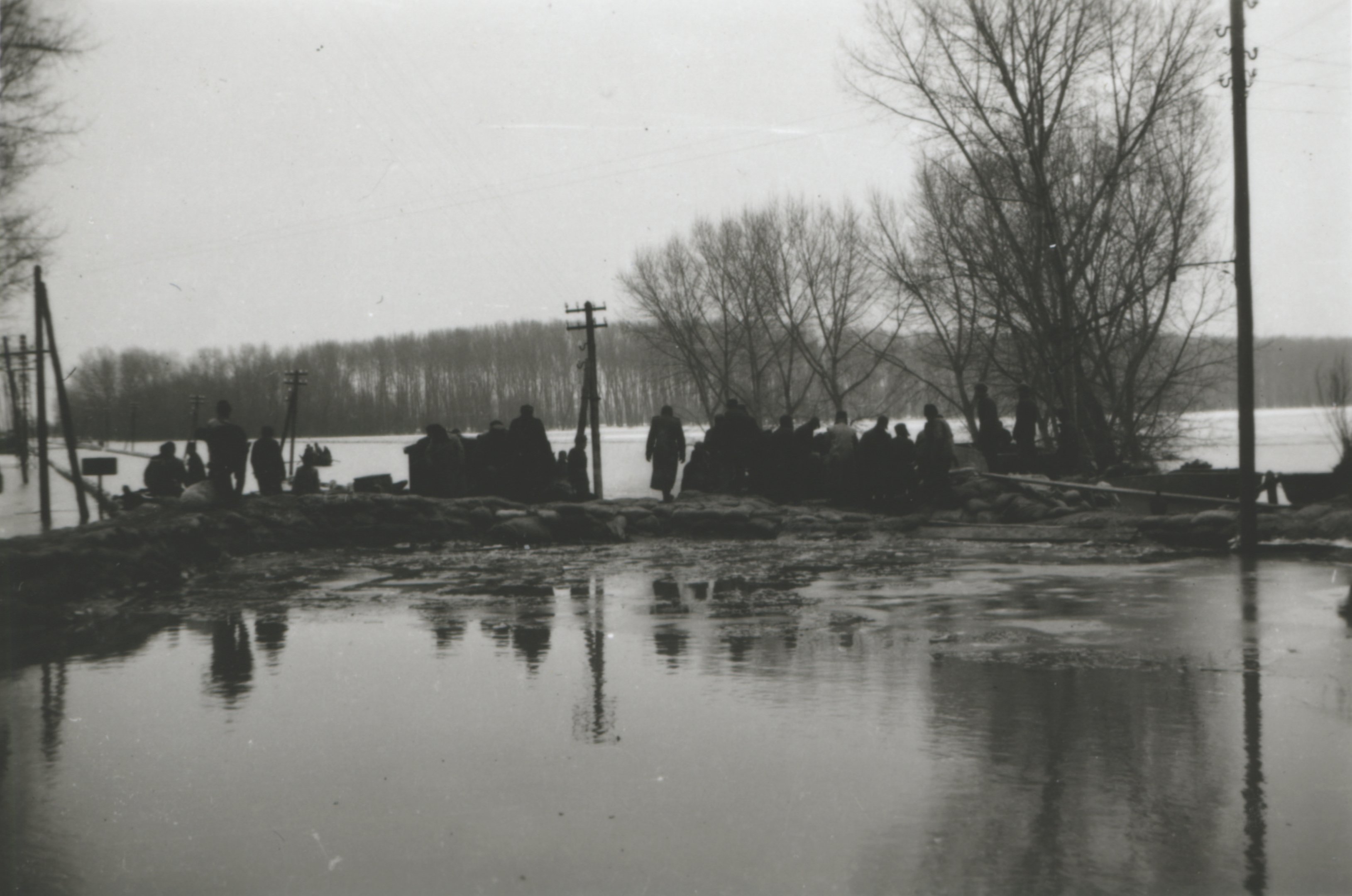 A dunai áttöltés végén épített nyúlgátat a víz megkerülte. A közúti korlát teteje kilátszik a vízből (Magyar Környezetvédelmi és Vízügyi Múzeum - Duna Múzeum CC BY-NC-SA)