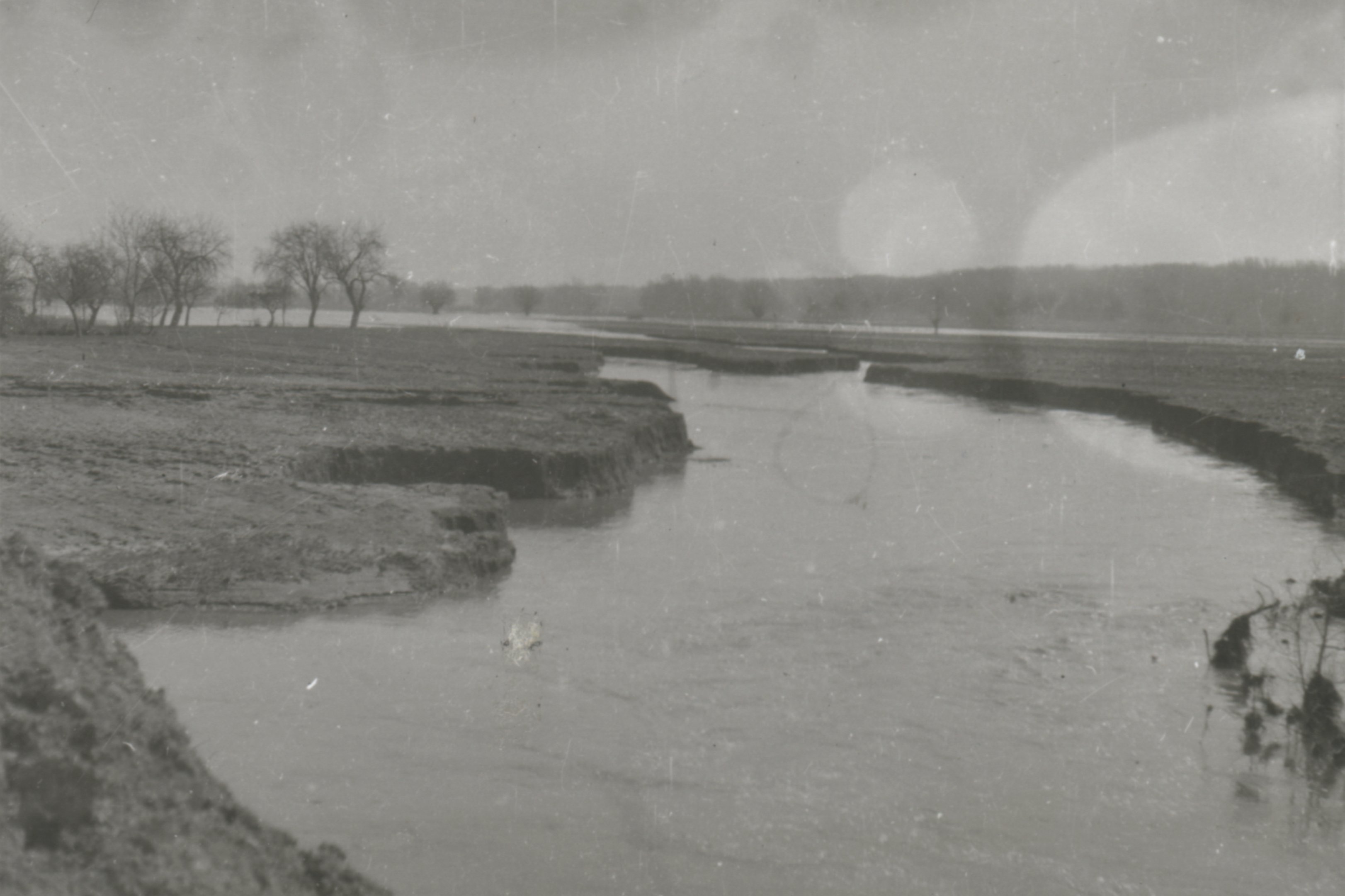 A visszafolyó rohanó víz 500 m hosszban berágta a termőtalajt (Magyar Környezetvédelmi és Vízügyi Múzeum - Duna Múzeum CC BY-NC-SA)