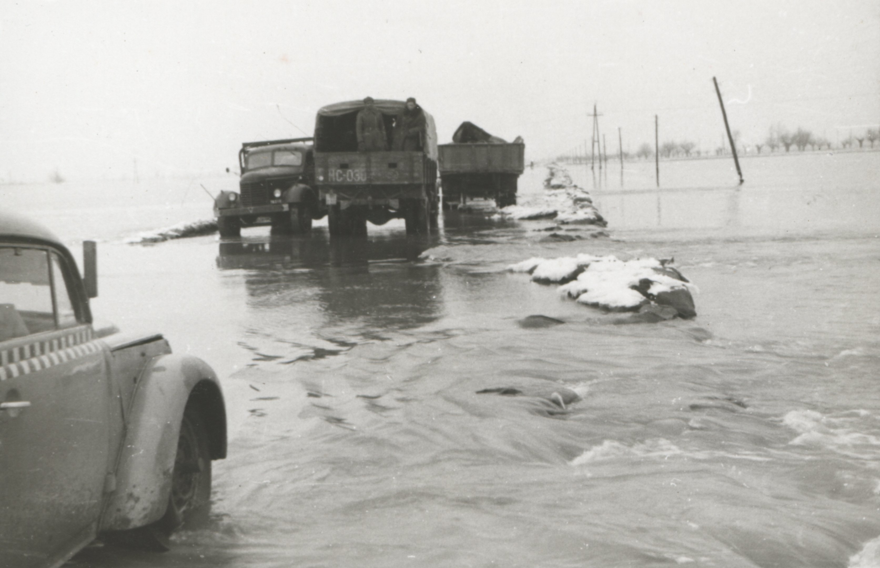 A 6-os sz. utat a víz március 13-án meghágta és víz alá került (Magyar Környezetvédelmi és Vízügyi Múzeum - Duna Múzeum CC BY-NC-SA)