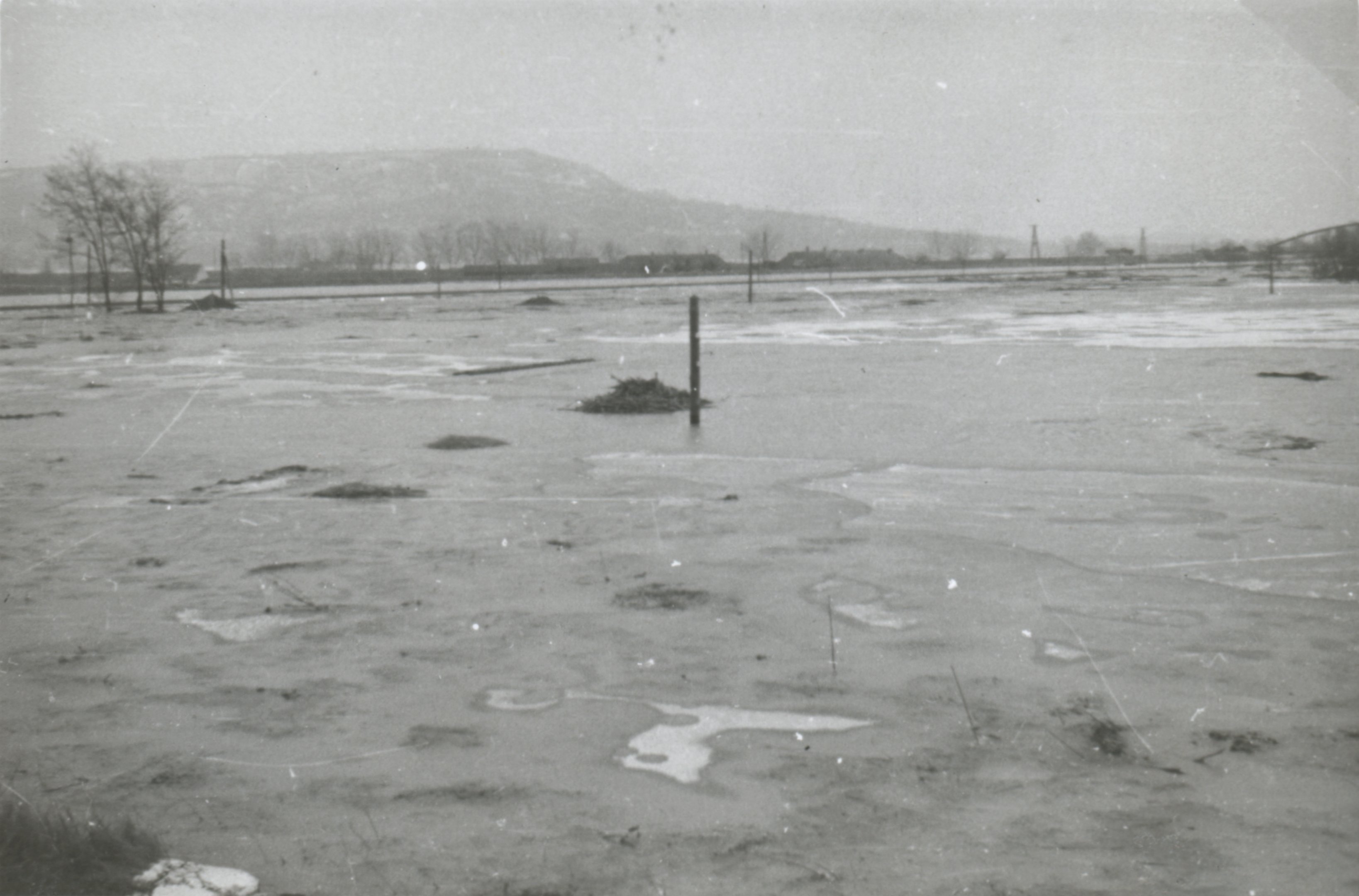 A Sió balparti töltése csak 10-20 cm-t állt ki a vízből a március 13-i tetőzés idején (Magyar Környezetvédelmi és Vízügyi Múzeum - Duna Múzeum CC BY-NC-SA)