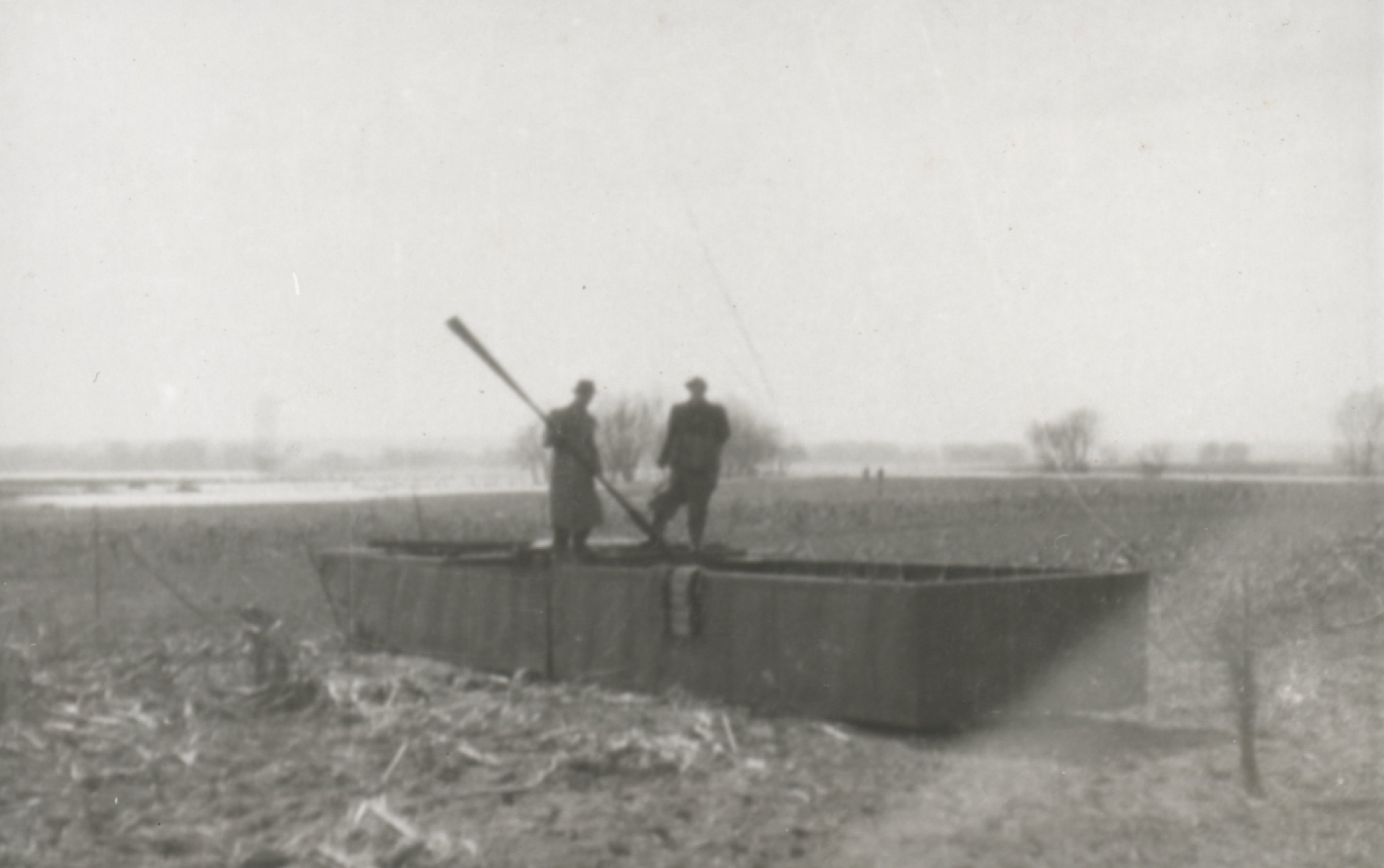 Árvíz után - Kukoricaföldön maradt ponton (Magyar Környezetvédelmi és Vízügyi Múzeum - Duna Múzeum CC BY-NC-SA)