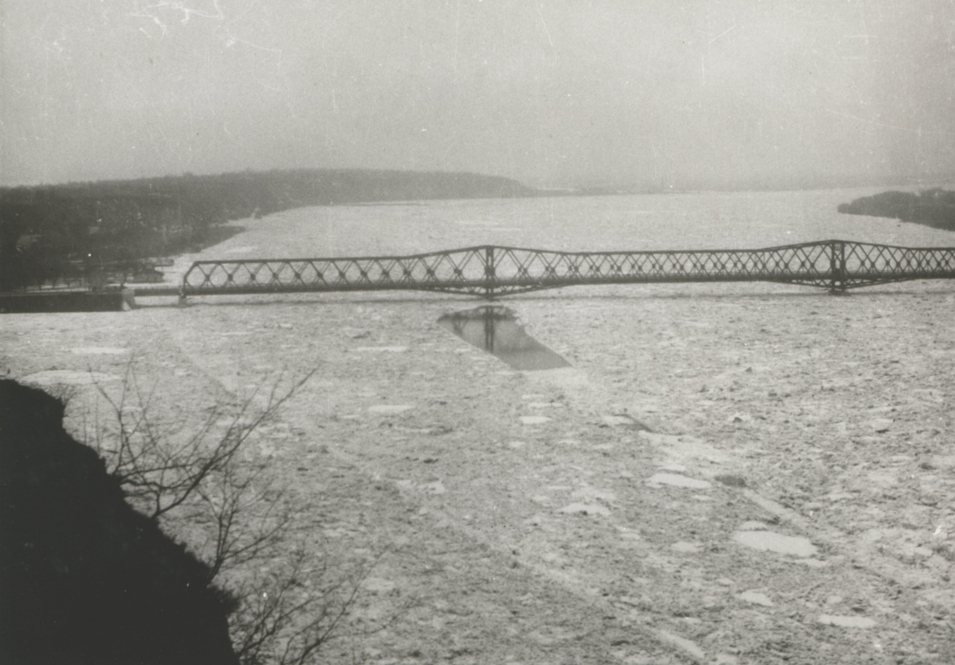 A dunaföldvári híd és a felette fekvő Duna jégtorlódásos szakasza a magaspartról nézve, 1956. március (Magyar Környezetvédelmi és Vízügyi Múzeum - Duna Múzeum CC BY-NC-SA)