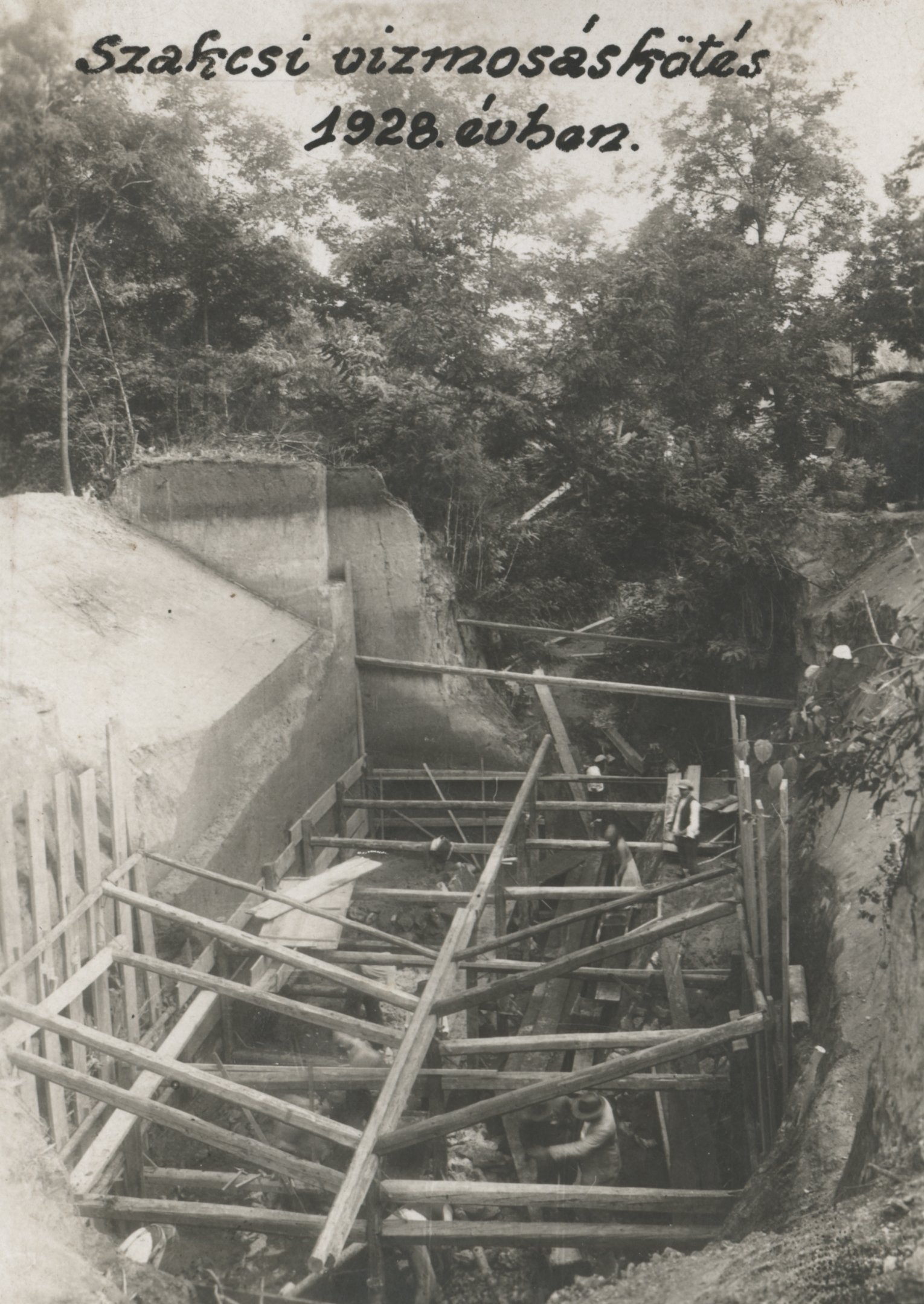 Szakcsi vízmosáskötés 1928. évben. I. sz. fejgát alapgödre felülről nézve (Magyar Környezetvédelmi és Vízügyi Múzeum - Duna Múzeum CC BY-NC-SA)