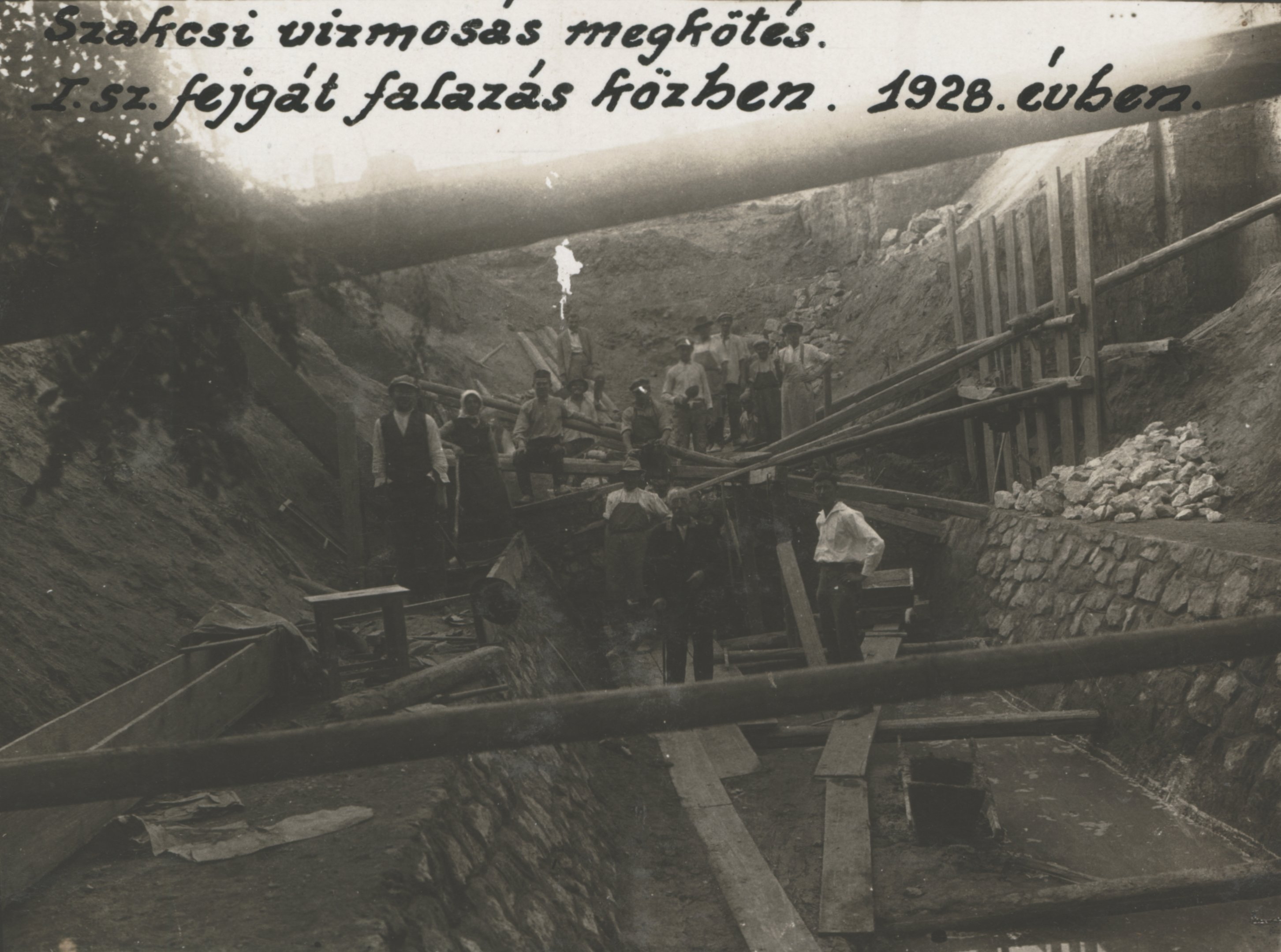 Szakcsi vízmosás megkötés. I. sz. fejgát falazás közben, 1928. évben (Magyar Környezetvédelmi és Vízügyi Múzeum - Duna Múzeum CC BY-NC-SA)