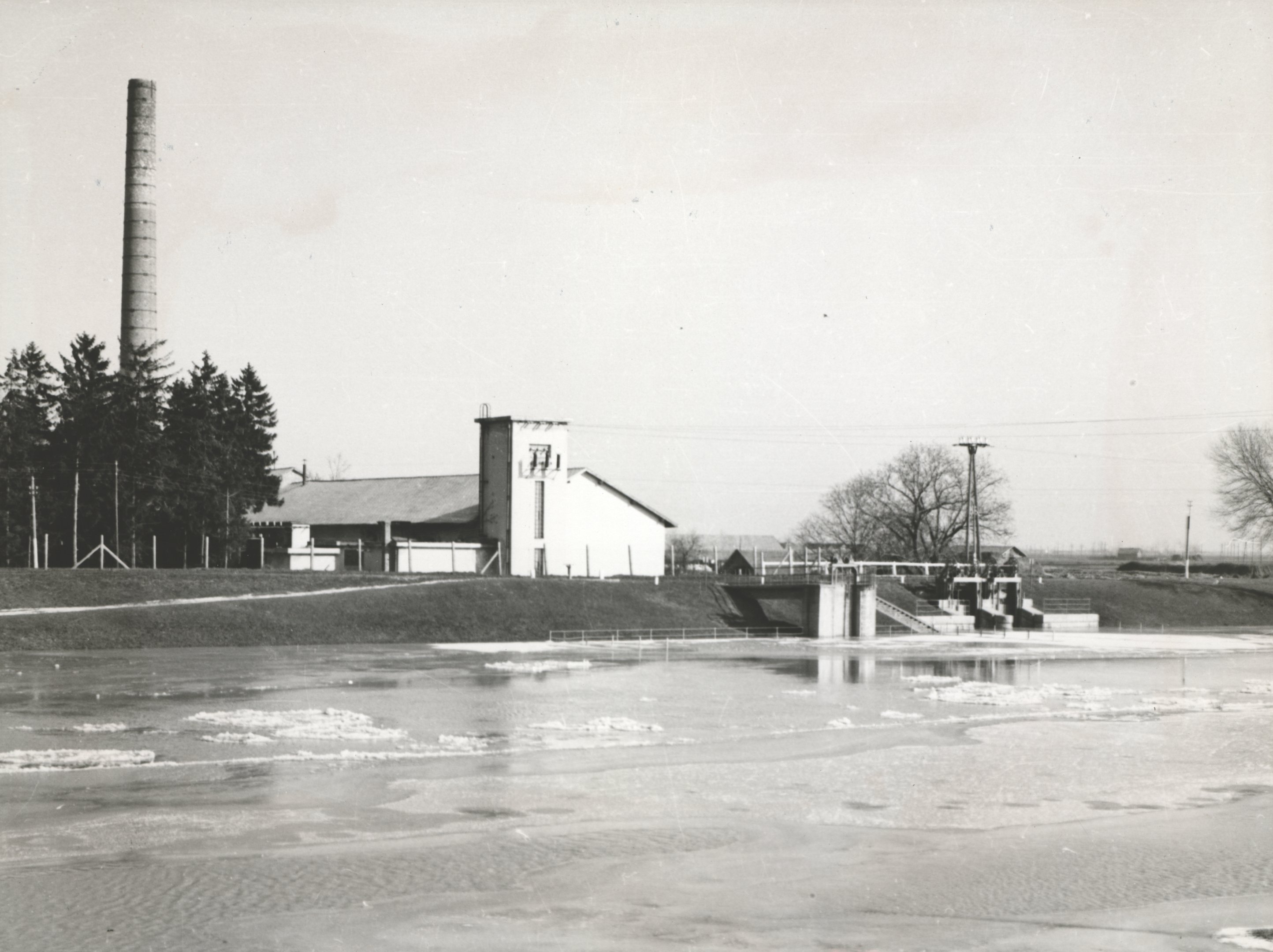 A nagyecsedi szivattyútelep látképe a Kraszna felől (1965. tavaszi felvétel) (Magyar Környezetvédelmi és Vízügyi Múzeum - Duna Múzeum CC BY-NC-SA)