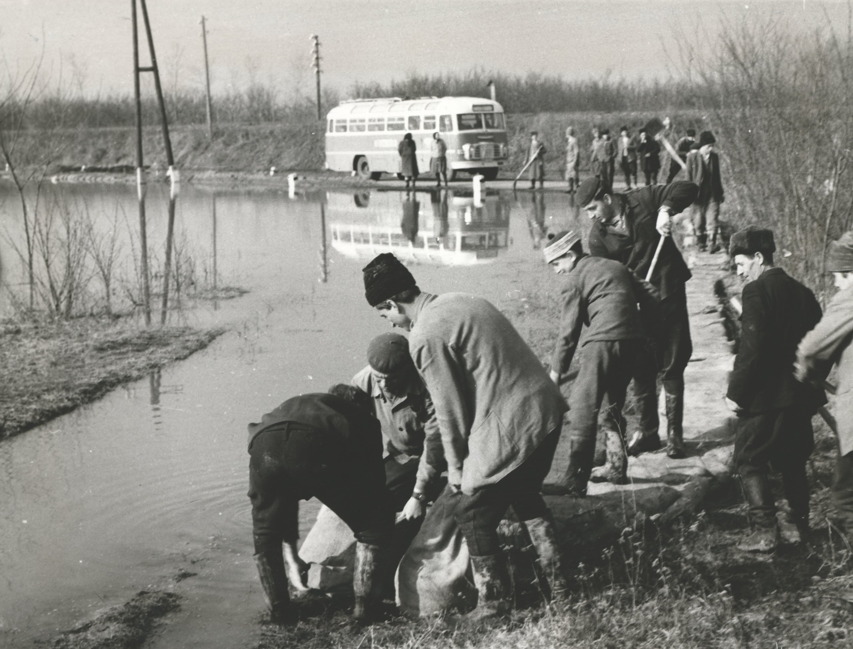 Védekezés a győrteleki Holt-Szamosi kanyarban 1966. február 16-án a közút meghágása ellen (Magyar Környezetvédelmi és Vízügyi Múzeum - Duna Múzeum CC BY-NC-SA)