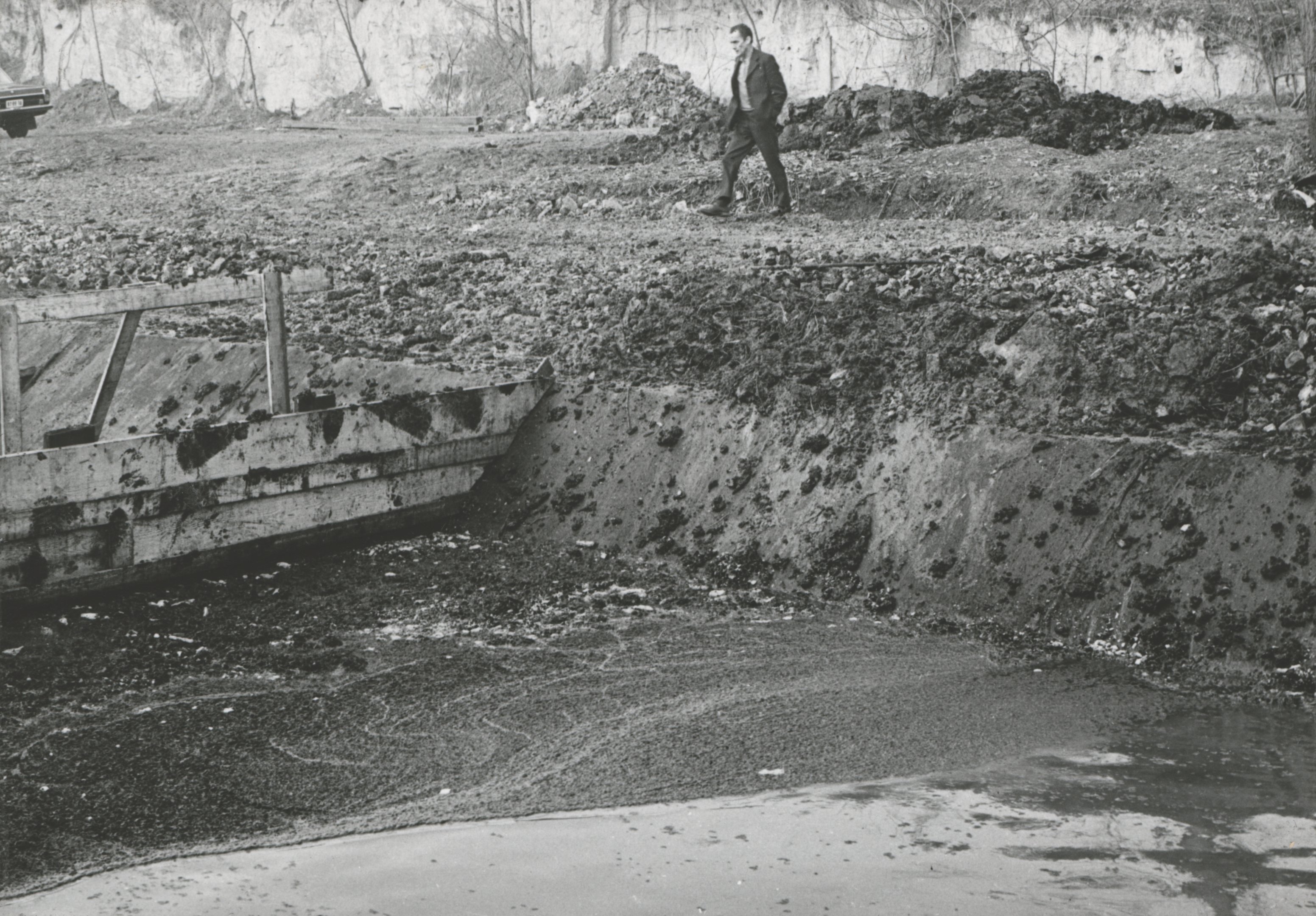 Megdermedt pakura darabok a csapadékvíz csatornában és annak partján (Magyar Környezetvédelmi és Vízügyi Múzeum - Duna Múzeum CC BY-NC-SA)