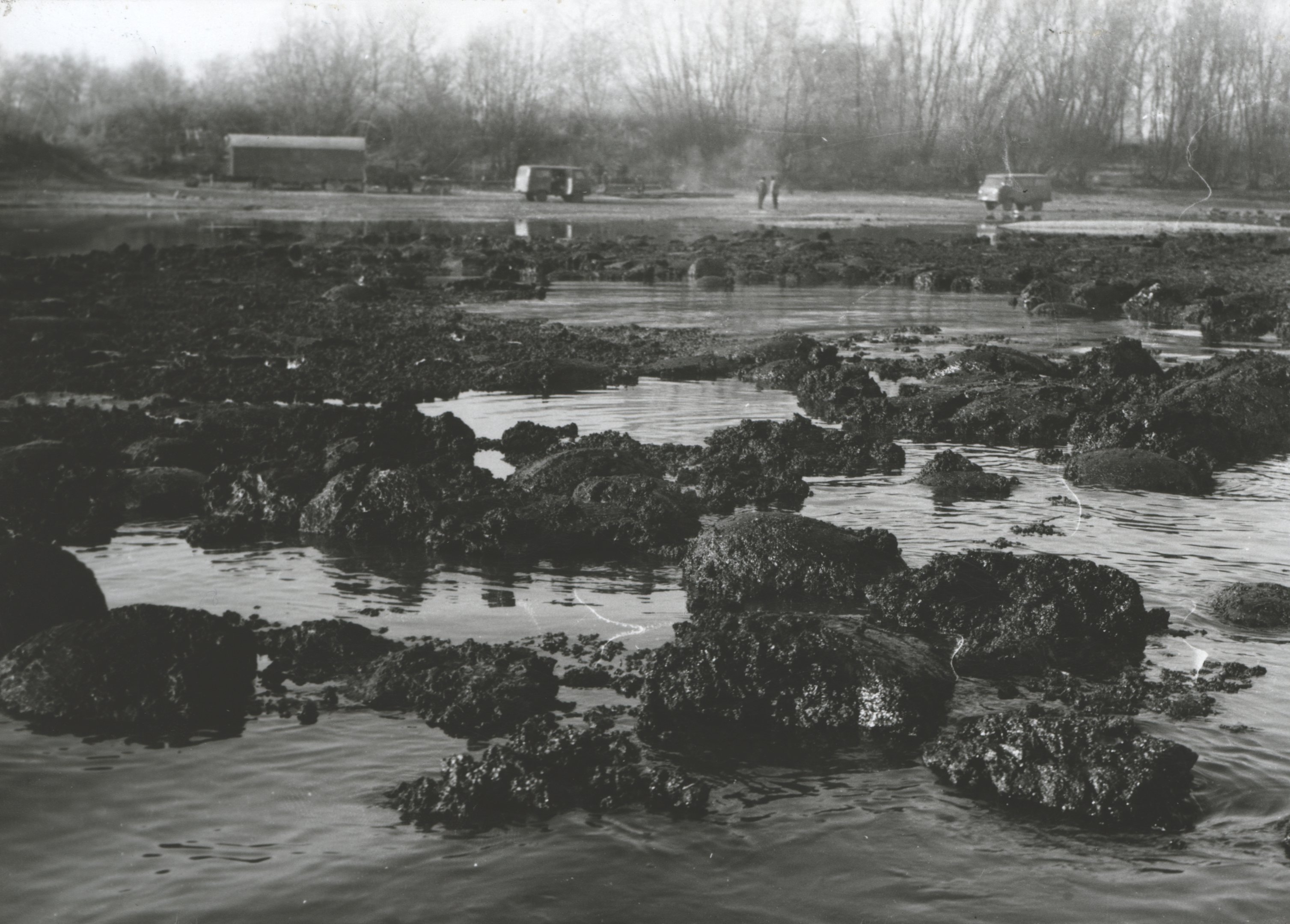 Sekély vízben megfeneklett nagy pakura tömbök (Magyar Környezetvédelmi és Vízügyi Múzeum - Duna Múzeum CC BY-NC-SA)