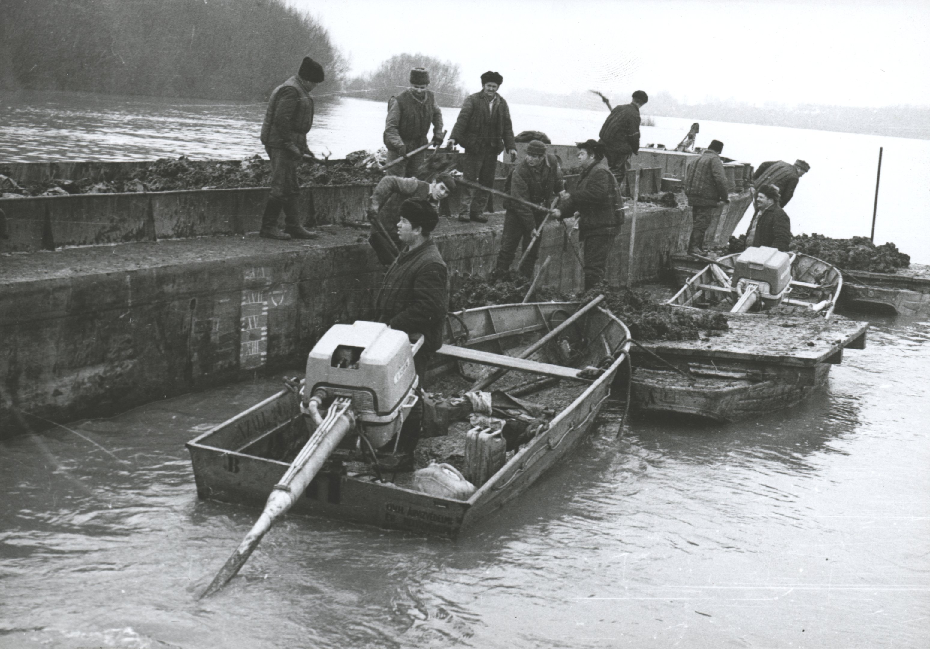 Pakura átrakása csónakból uszályba (Magyar Környezetvédelmi és Vízügyi Múzeum - Duna Múzeum CC BY-NC-SA)