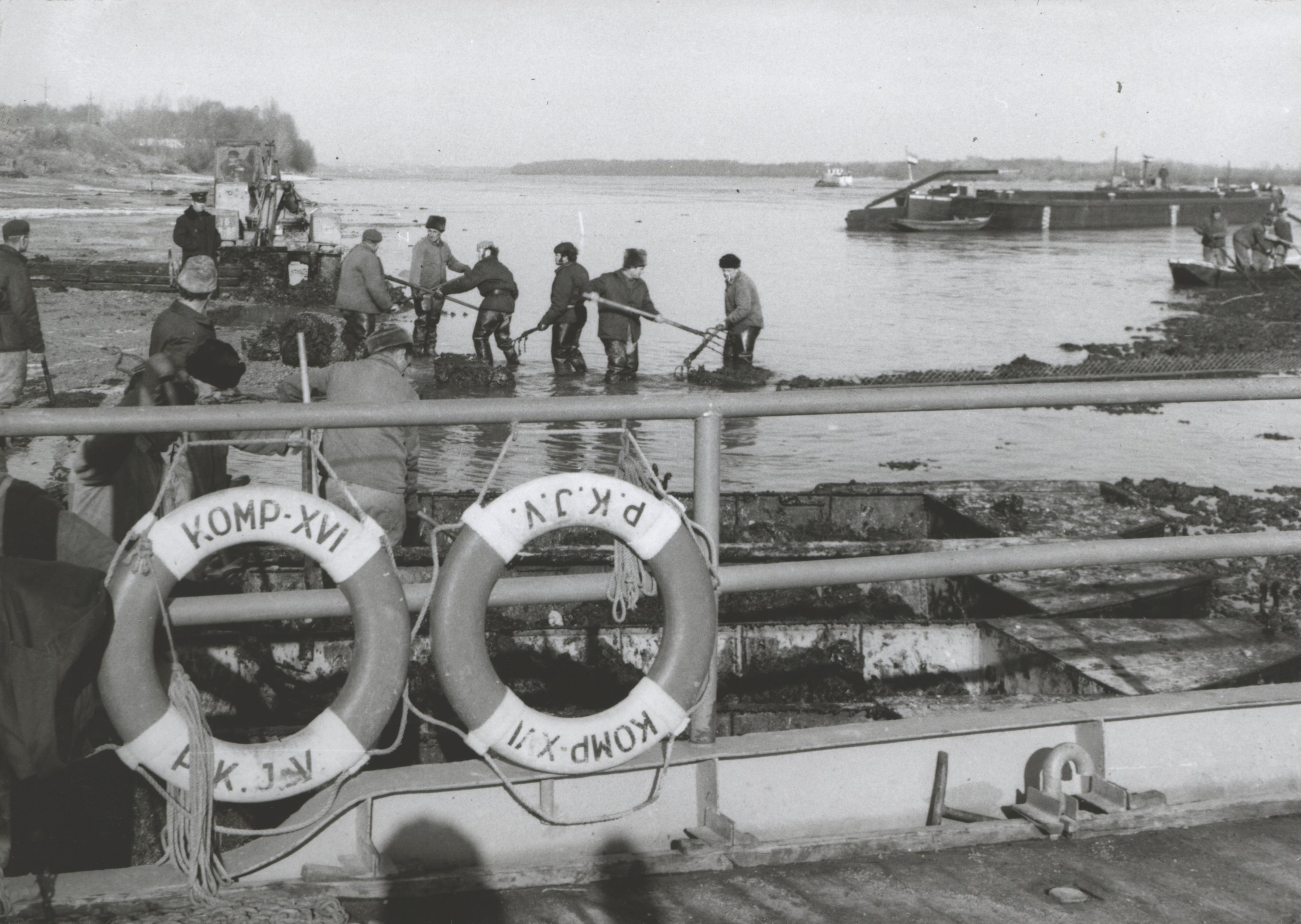 A merülőháló mögött összegyűlt pakura kitermelése csónakok beiktatásával történik (Magyar Környezetvédelmi és Vízügyi Múzeum - Duna Múzeum CC BY-NC-SA)