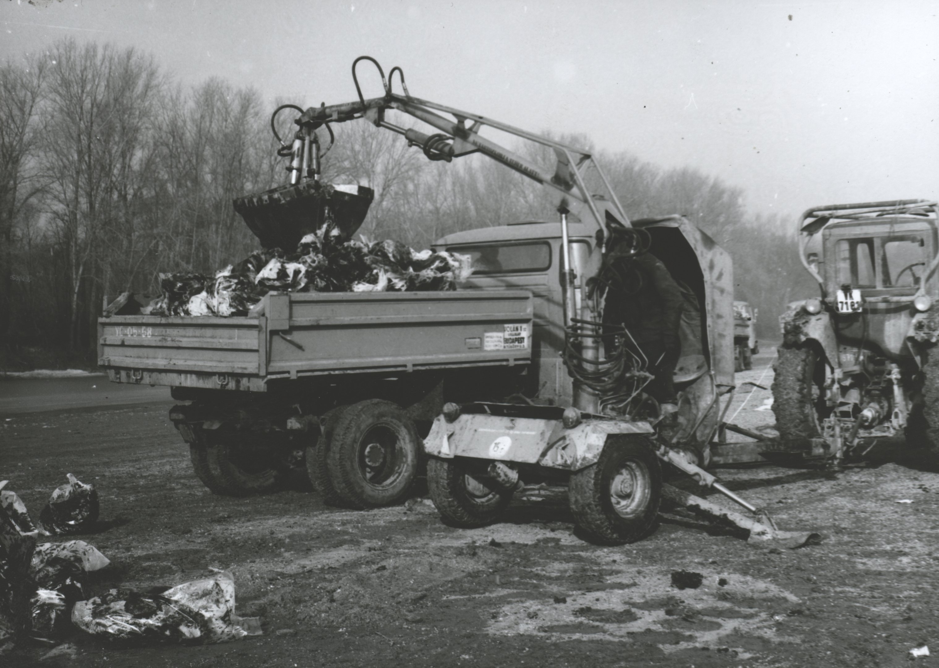 Mezőgazdasági rakodógép a műanyag fóliazsákba gyűjtött pakurát teherautókra rakja (Magyar Környezetvédelmi és Vízügyi Múzeum - Duna Múzeum CC BY-NC-SA)
