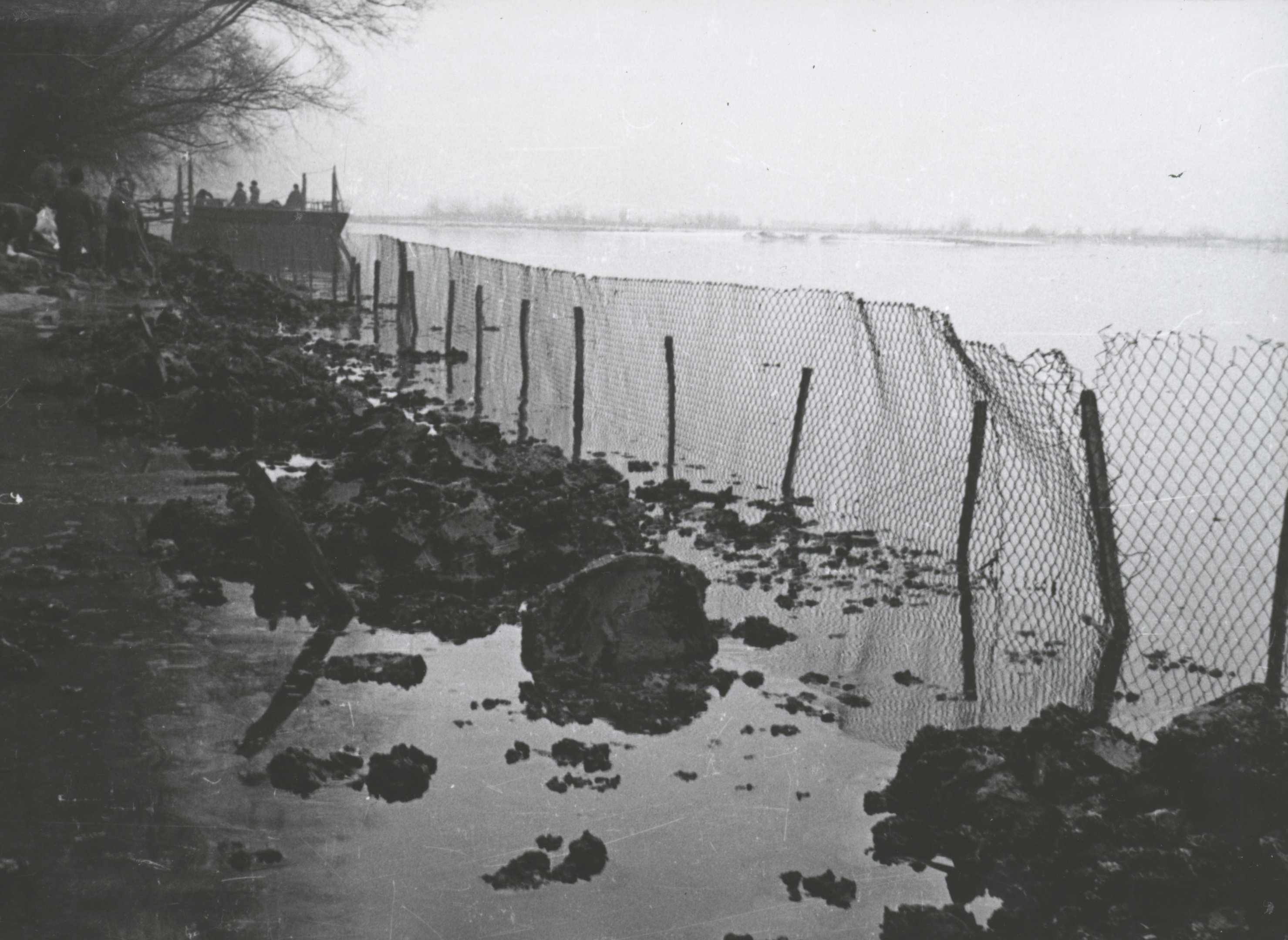 Cölöpös kerítés mögötti pakura (Magyar Környezetvédelmi és Vízügyi Múzeum - Duna Múzeum CC BY-NC-SA)