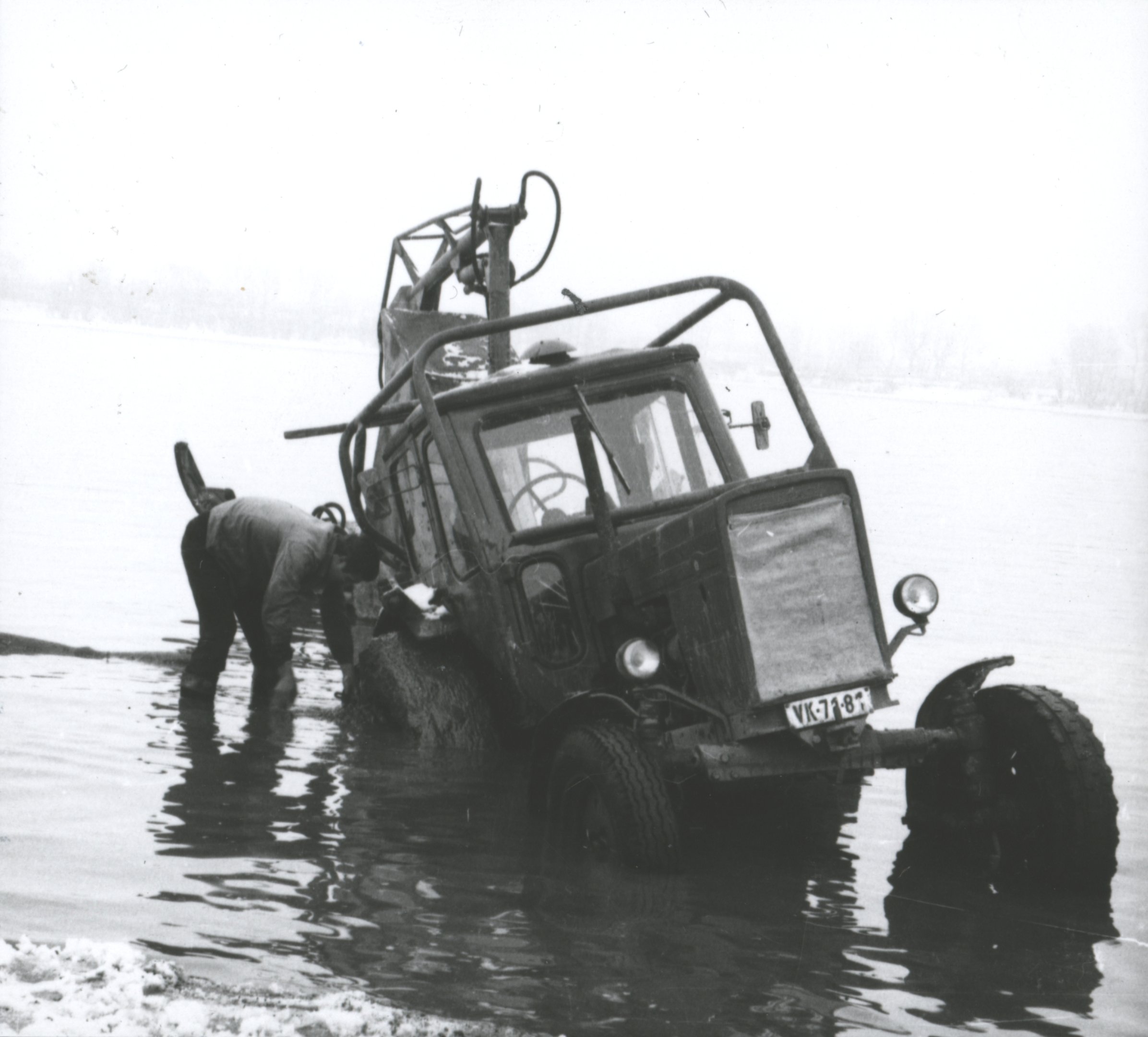 Iszapban elmerült MTZ traktor trágyamarkolós munkagéppel (Magyar Környezetvédelmi és Vízügyi Múzeum - Duna Múzeum CC BY-NC-SA)