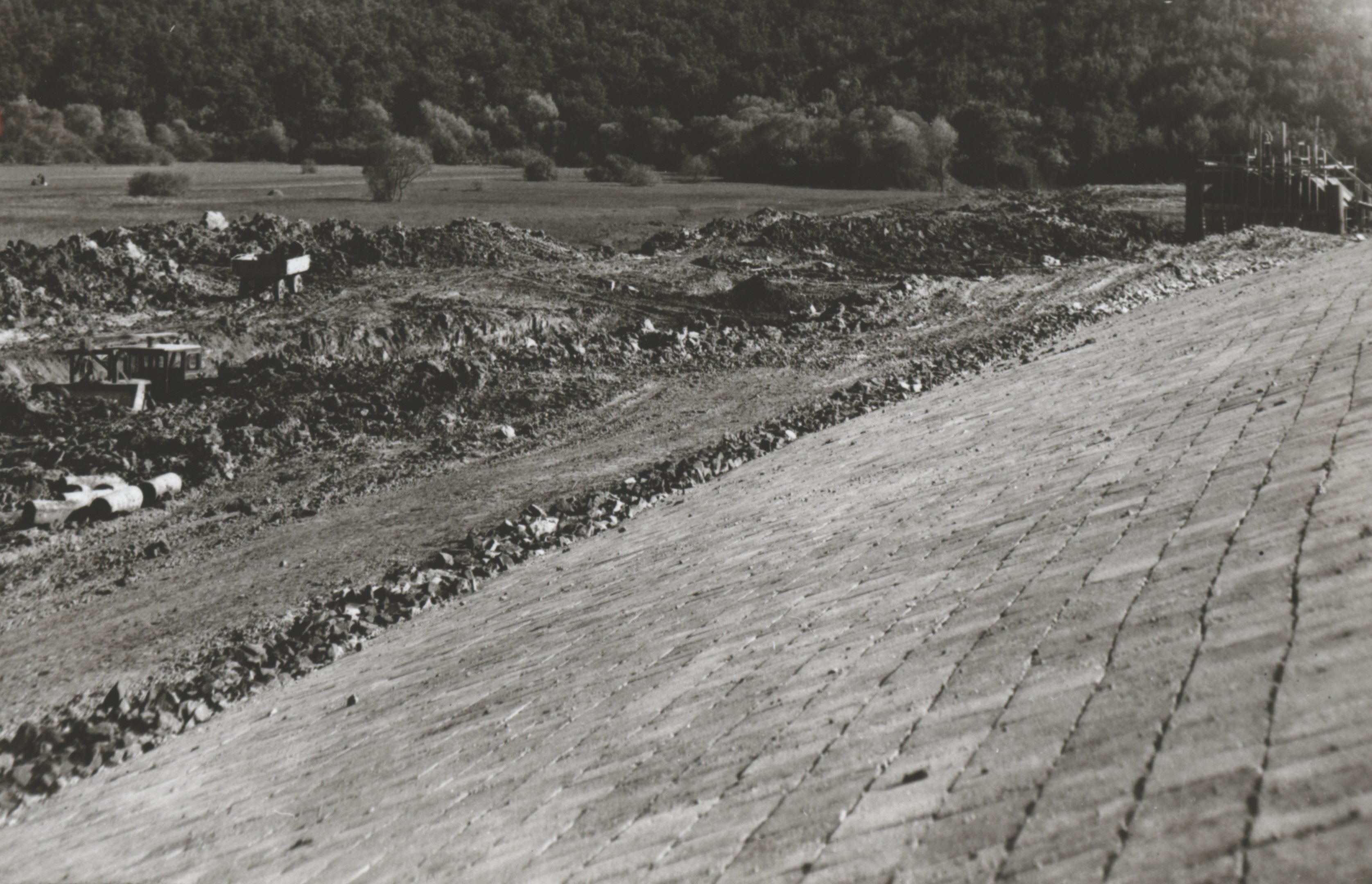 Betonalap burkolat a gát felvízi oldalán (Magyar Környezetvédelmi és Vízügyi Múzeum - Duna Múzeum CC BY-NC-SA)