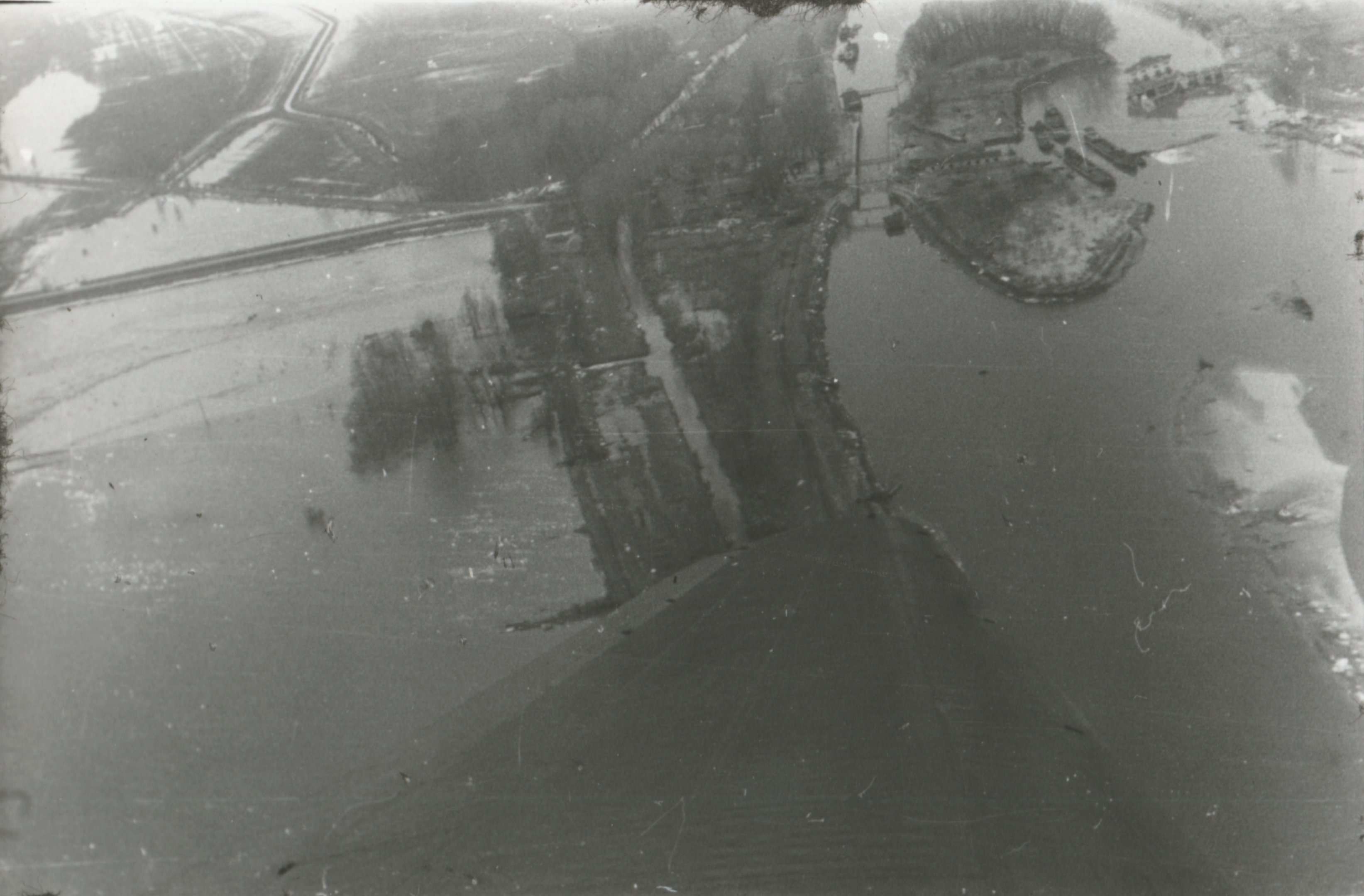 Légi felvétel közvetlenül az árvíz után (Magyar Környezetvédelmi és Vízügyi Múzeum - Duna Múzeum CC BY-NC-SA)