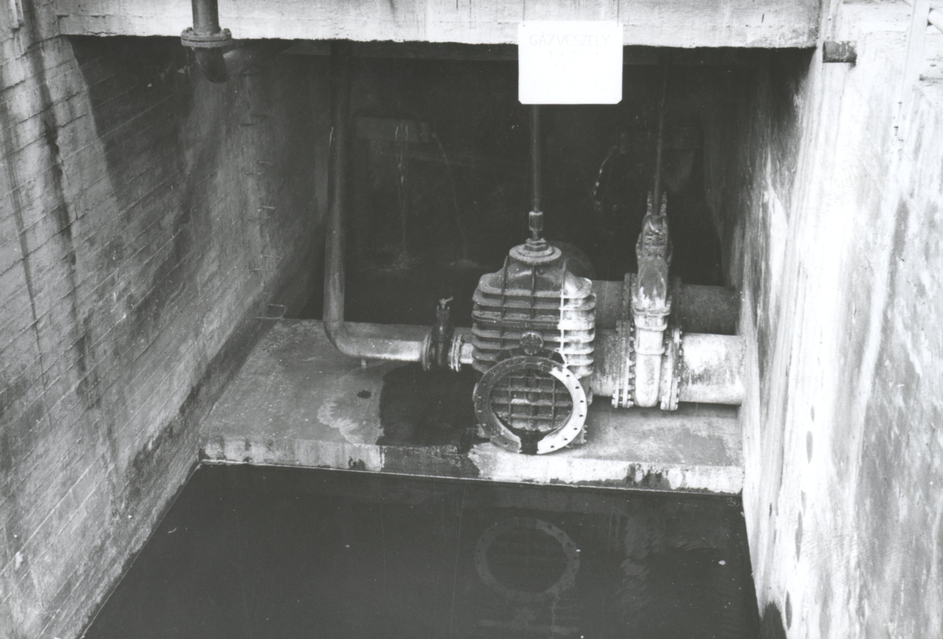 A Lázbérci tározó vízkivételi művének alvízi csillapító medencéje a nyersvízkivételi csővezetékekkel (Magyar Környezetvédelmi és Vízügyi Múzeum - Duna Múzeum CC BY-NC-SA)