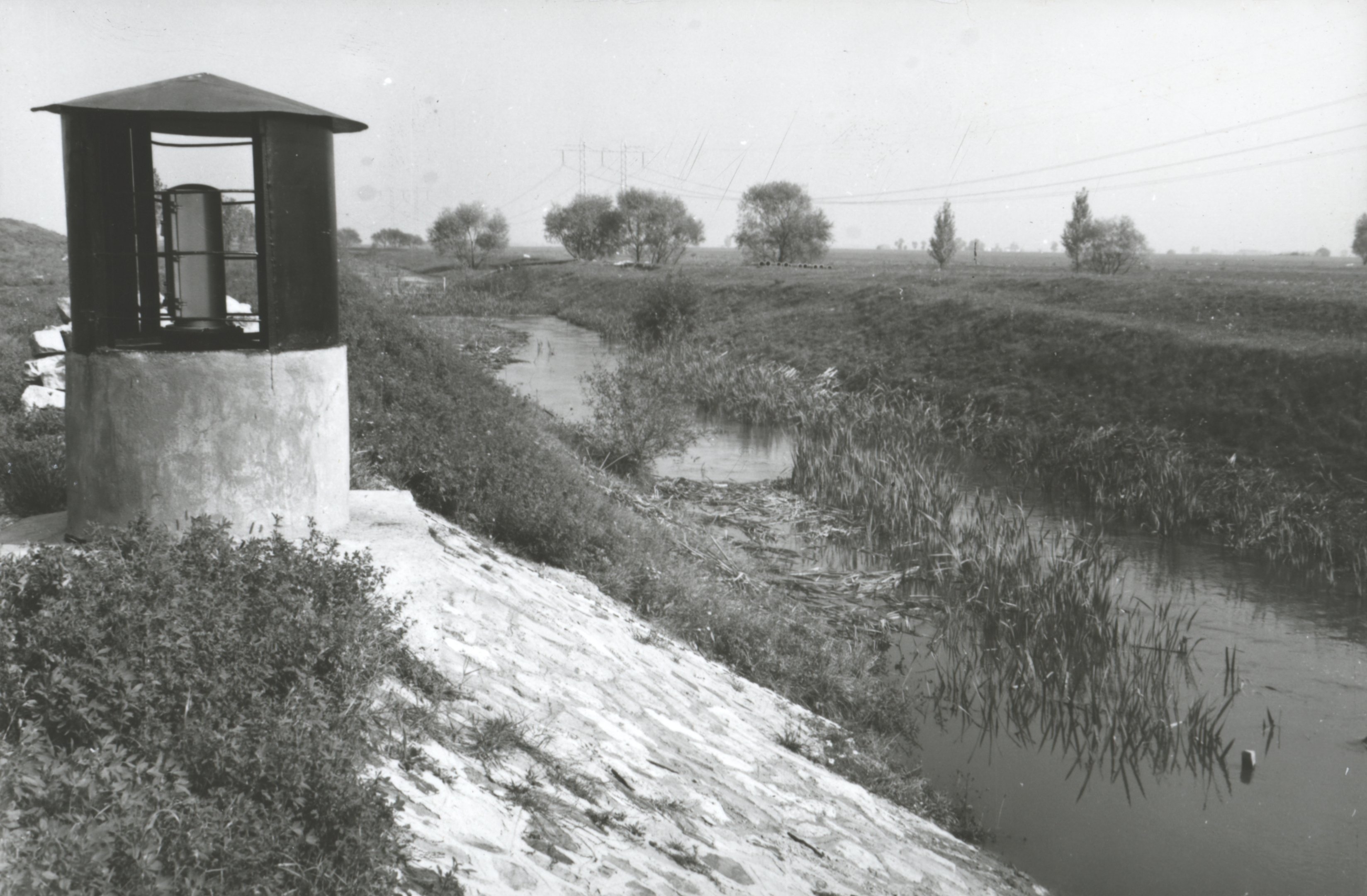 Rajzoló vízmérce a Geleji tározónál a befogadó Csincse patakon (Magyar Környezetvédelmi és Vízügyi Múzeum - Duna Múzeum CC BY-NC-SA)