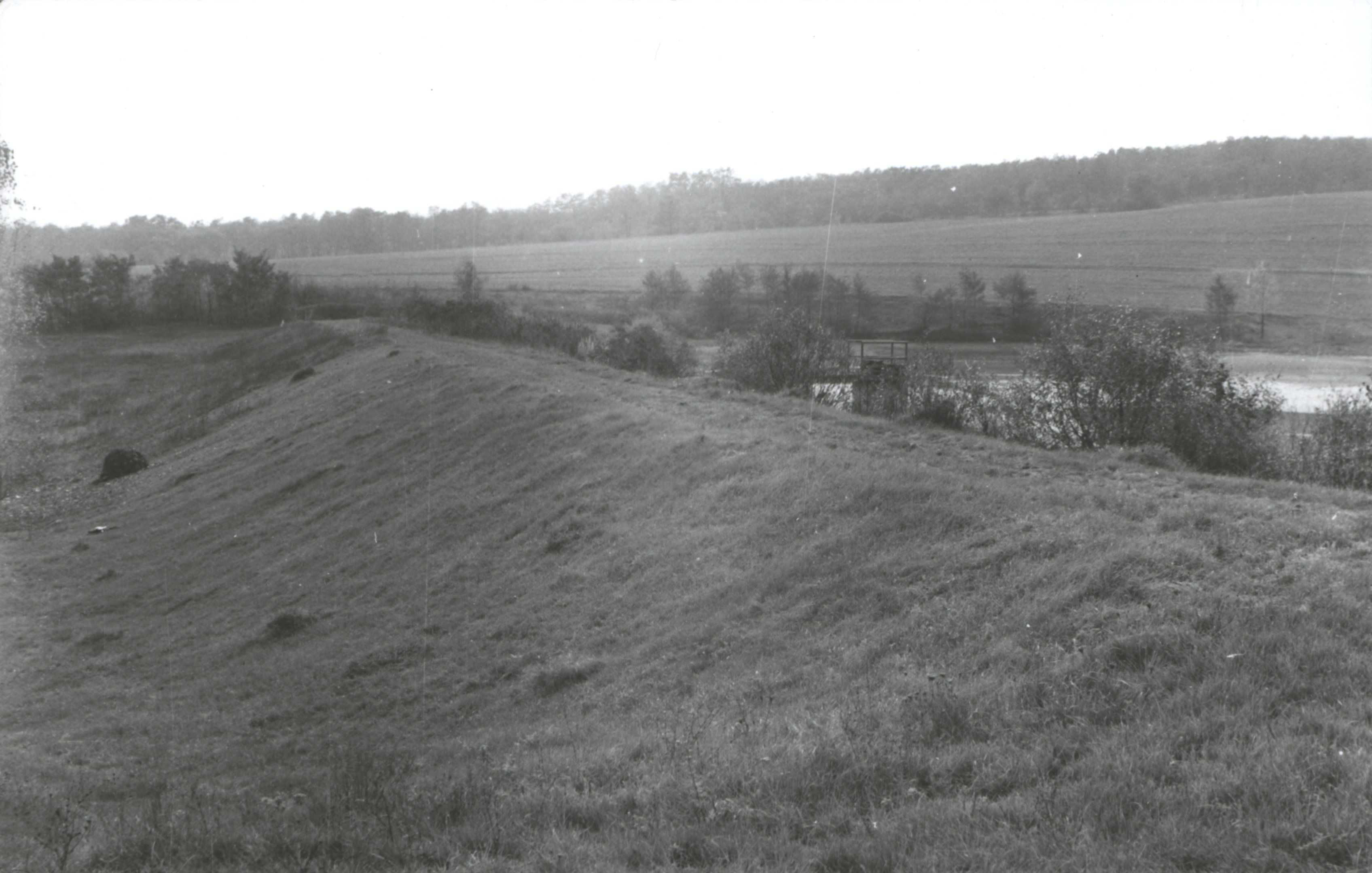 A Bodonyi tározó völgyzáró gátjának alvízi oldala (Magyar Környezetvédelmi és Vízügyi Múzeum - Duna Múzeum CC BY-NC-SA)