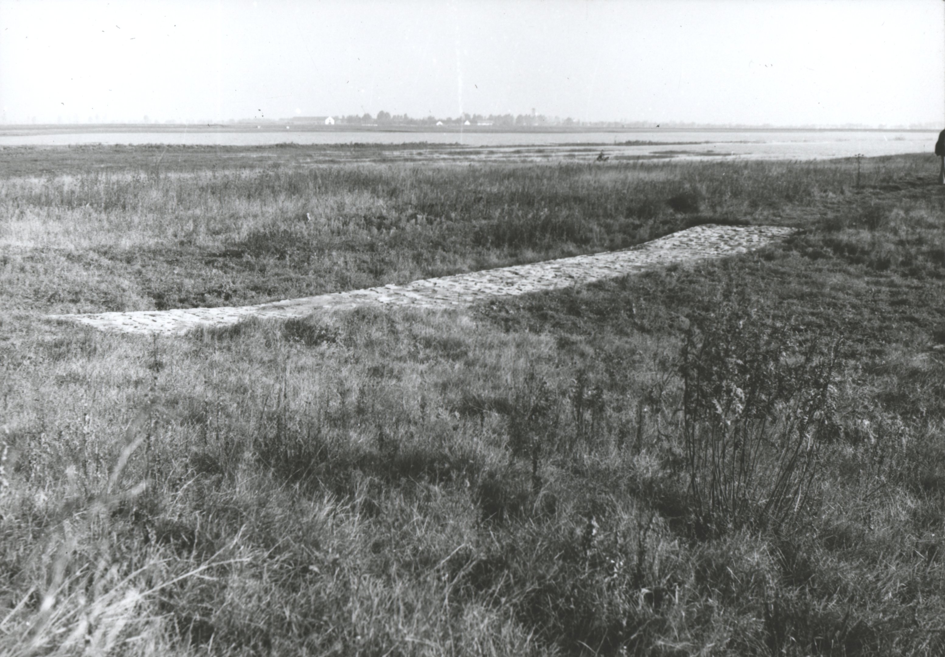 Az Adácsi tározó gyepesített földmedrű árapasztó csatornája, kövezett fix küszöbbel (Magyar Környezetvédelmi és Vízügyi Múzeum - Duna Múzeum CC BY-NC-SA)
