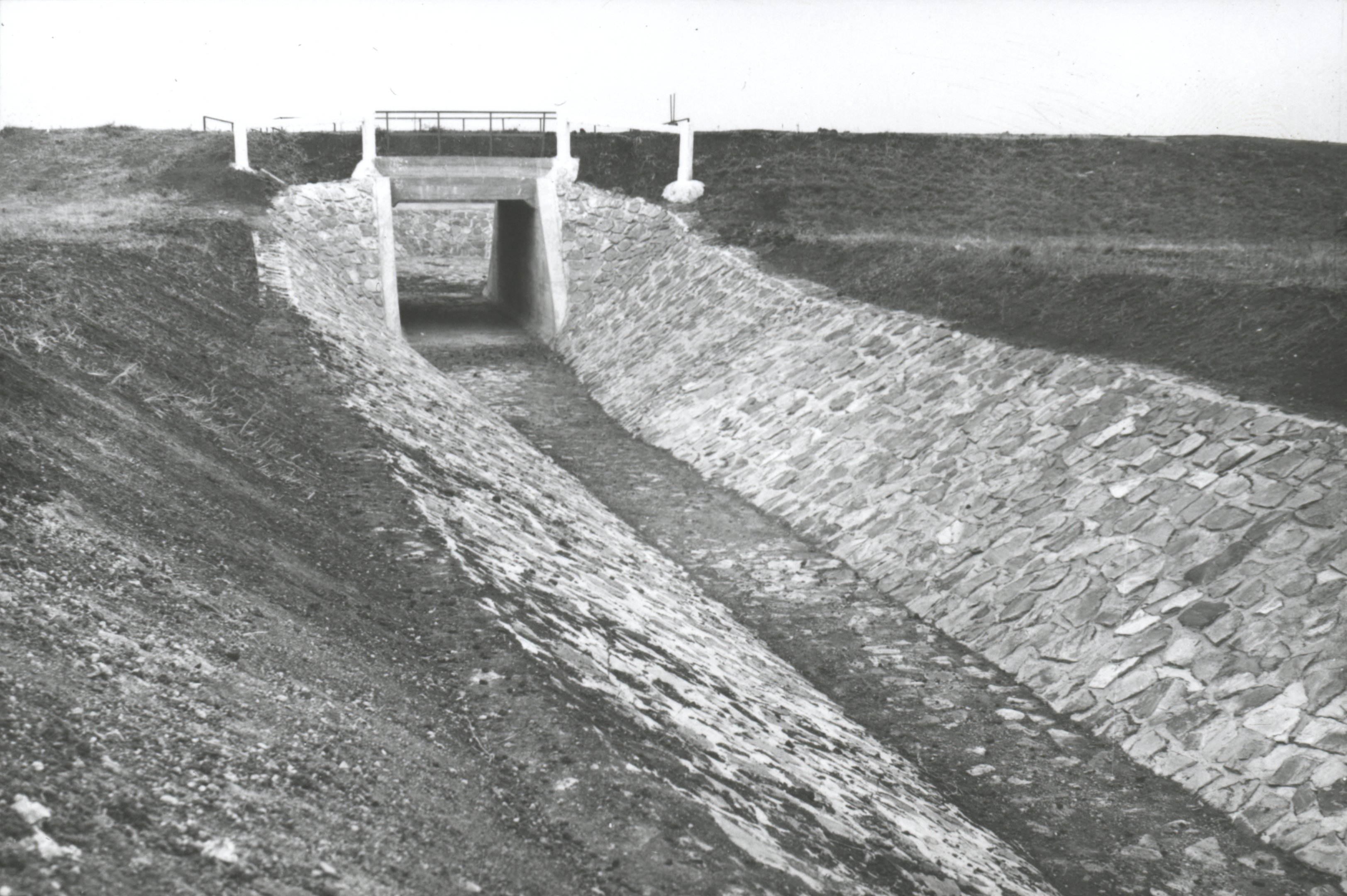 Gyöngyös-nagyrédei tározó árapasztó csatornájának alvízi szakasza (Magyar Környezetvédelmi és Vízügyi Múzeum - Duna Múzeum CC BY-NC-SA)
