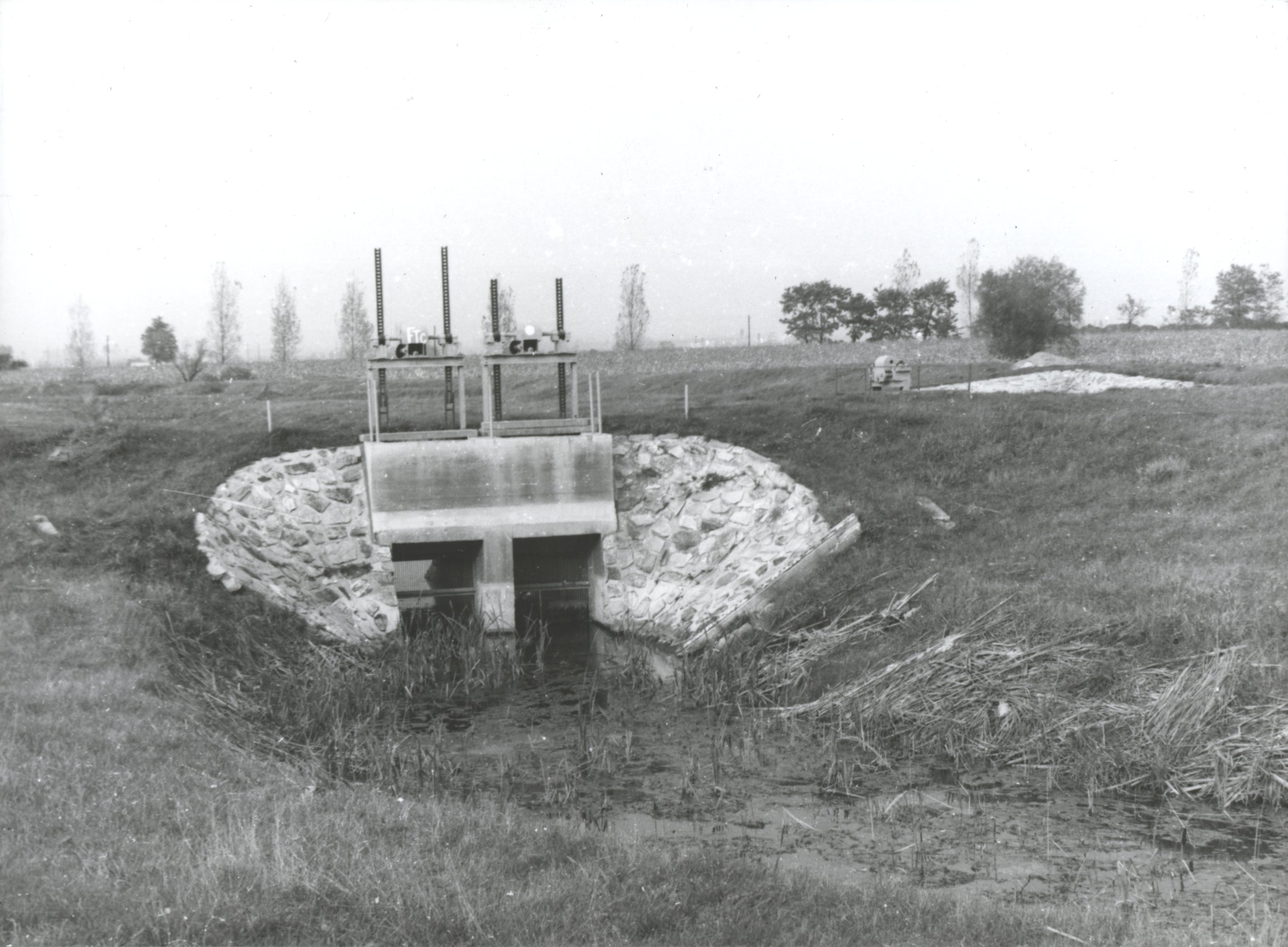 A Csányi tározó tápcsatornájának vízbeeresztő zsilipe (Magyar Környezetvédelmi és Vízügyi Múzeum - Duna Múzeum CC BY-NC-SA)