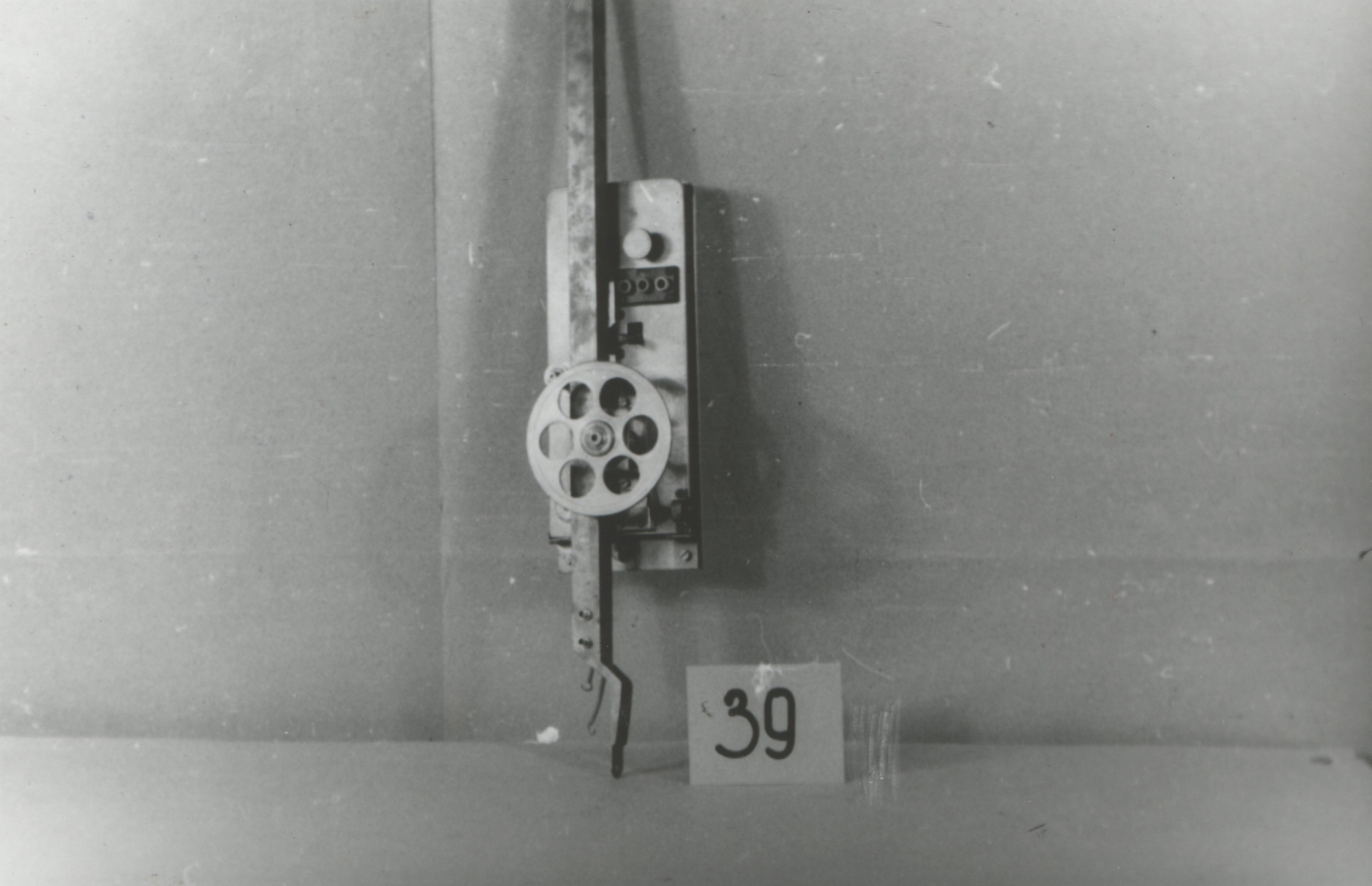 Neyprik vízszintmérő tű, 1951 (Hidraulikai műhelymunkák, 1949-1952) (Magyar Környezetvédelmi és Vízügyi Múzeum - Duna Múzeum CC BY-NC-SA)