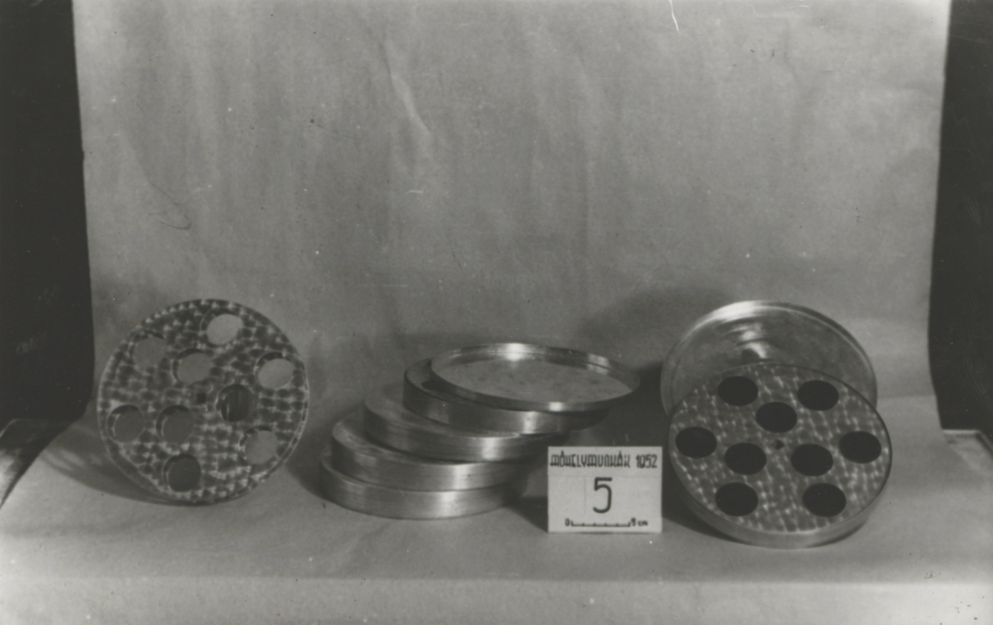 Filmorsók dobozokkal, 1952 (Magyar Környezetvédelmi és Vízügyi Múzeum - Duna Múzeum CC BY-NC-SA)