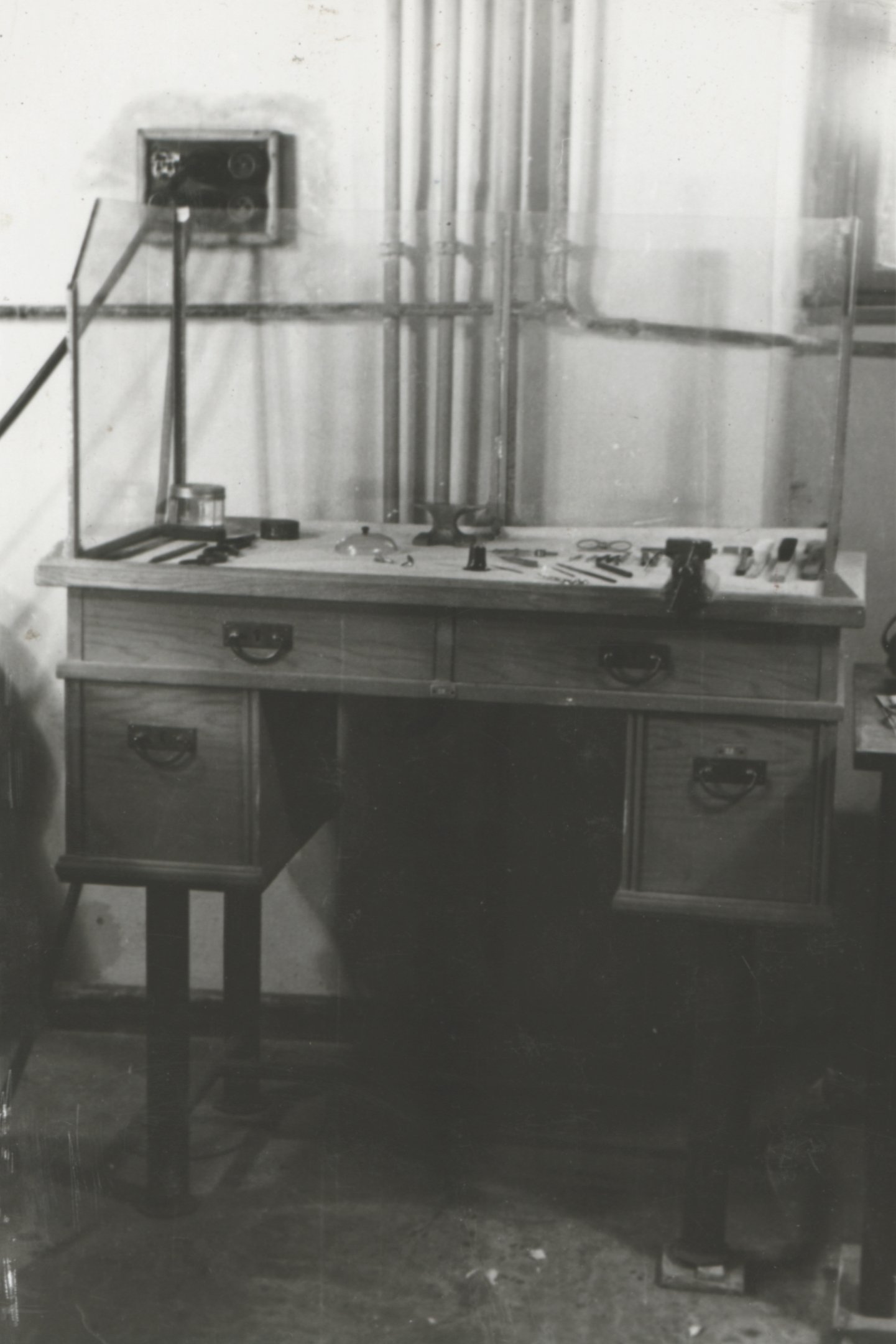 Műszerész asztal, 1952 (Magyar Környezetvédelmi és Vízügyi Múzeum - Duna Múzeum CC BY-NC-SA)