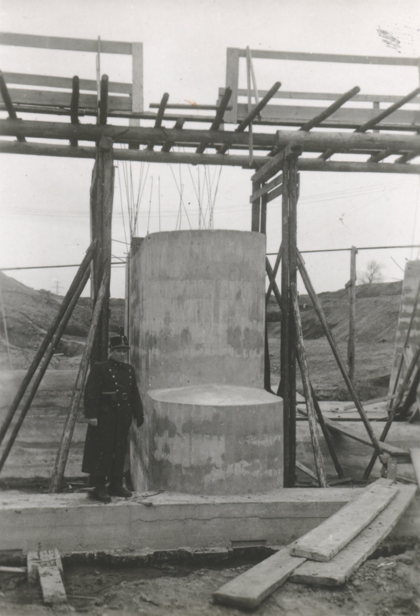 Duzzasztómű - Pillérek betonozva (Magyar Környezetvédelmi és Vízügyi Múzeum - Duna Múzeum CC BY-NC-SA)