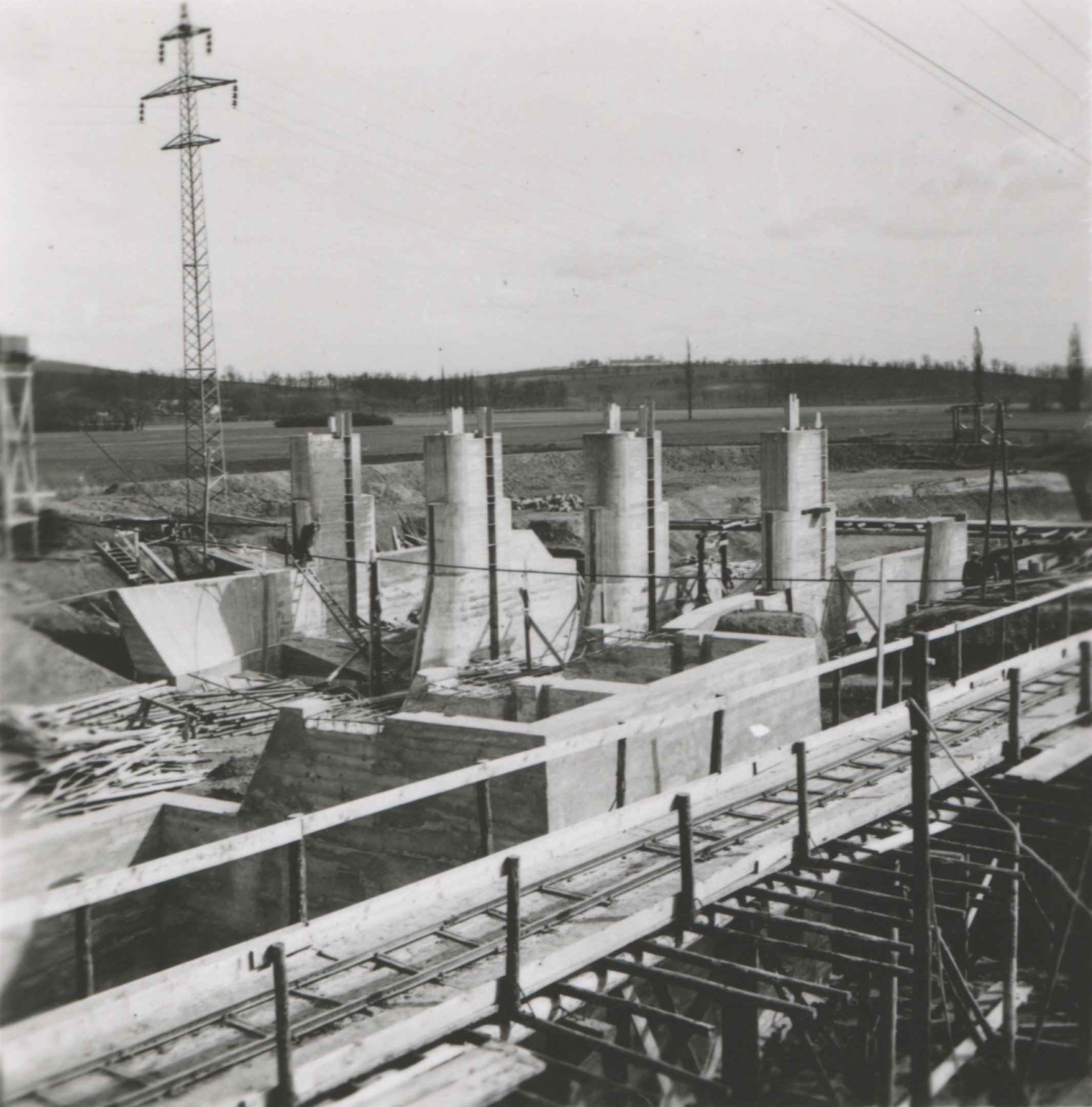 Duzzasztómű - Pillérek készen (látkép) (Magyar Környezetvédelmi és Vízügyi Múzeum - Duna Múzeum CC BY-NC-SA)