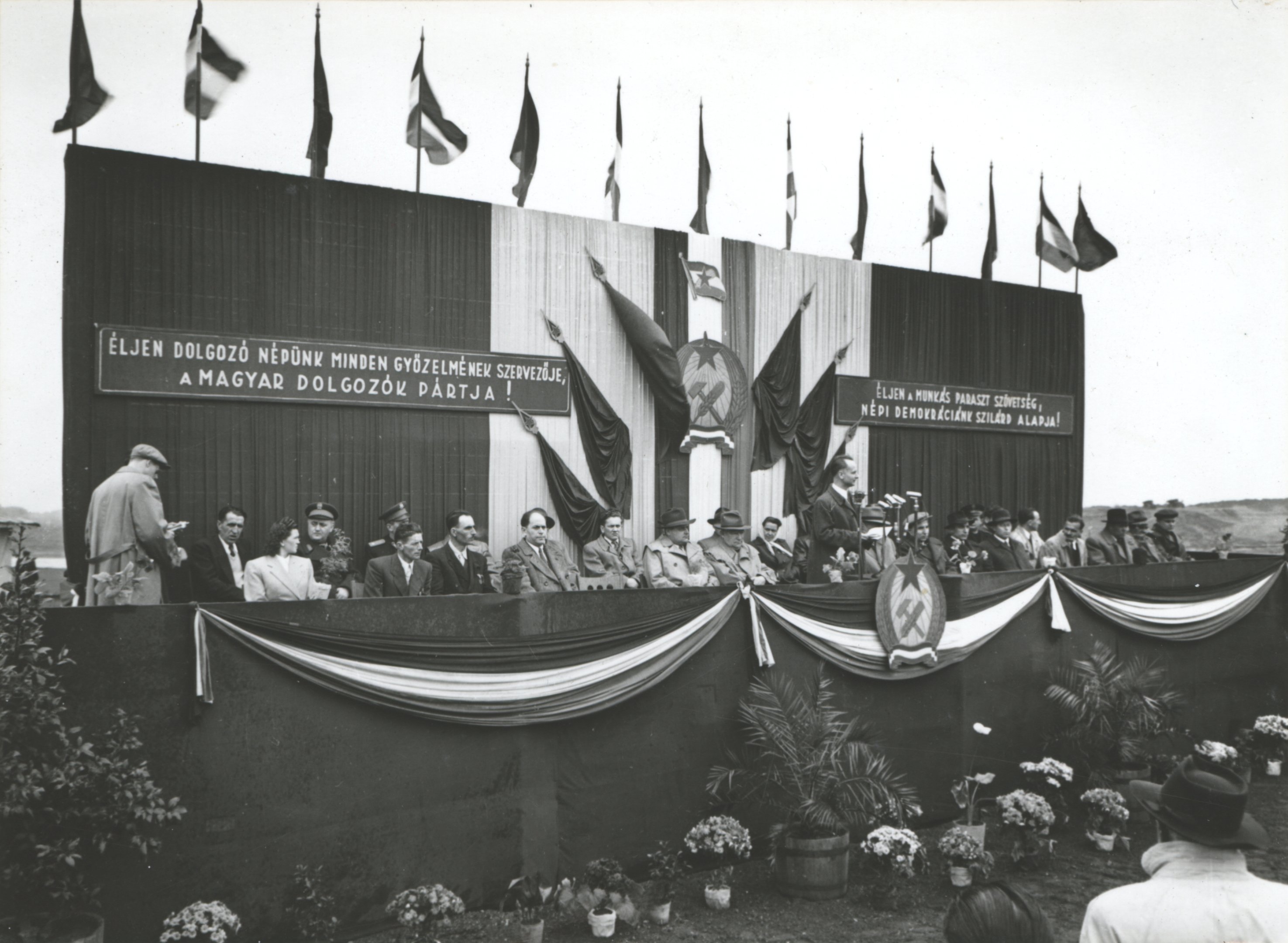 A duzzasztómű ünnepélyes üzembehelyezése, 1954. május 9. (Magyar Környezetvédelmi és Vízügyi Múzeum - Duna Múzeum CC BY-NC-SA)