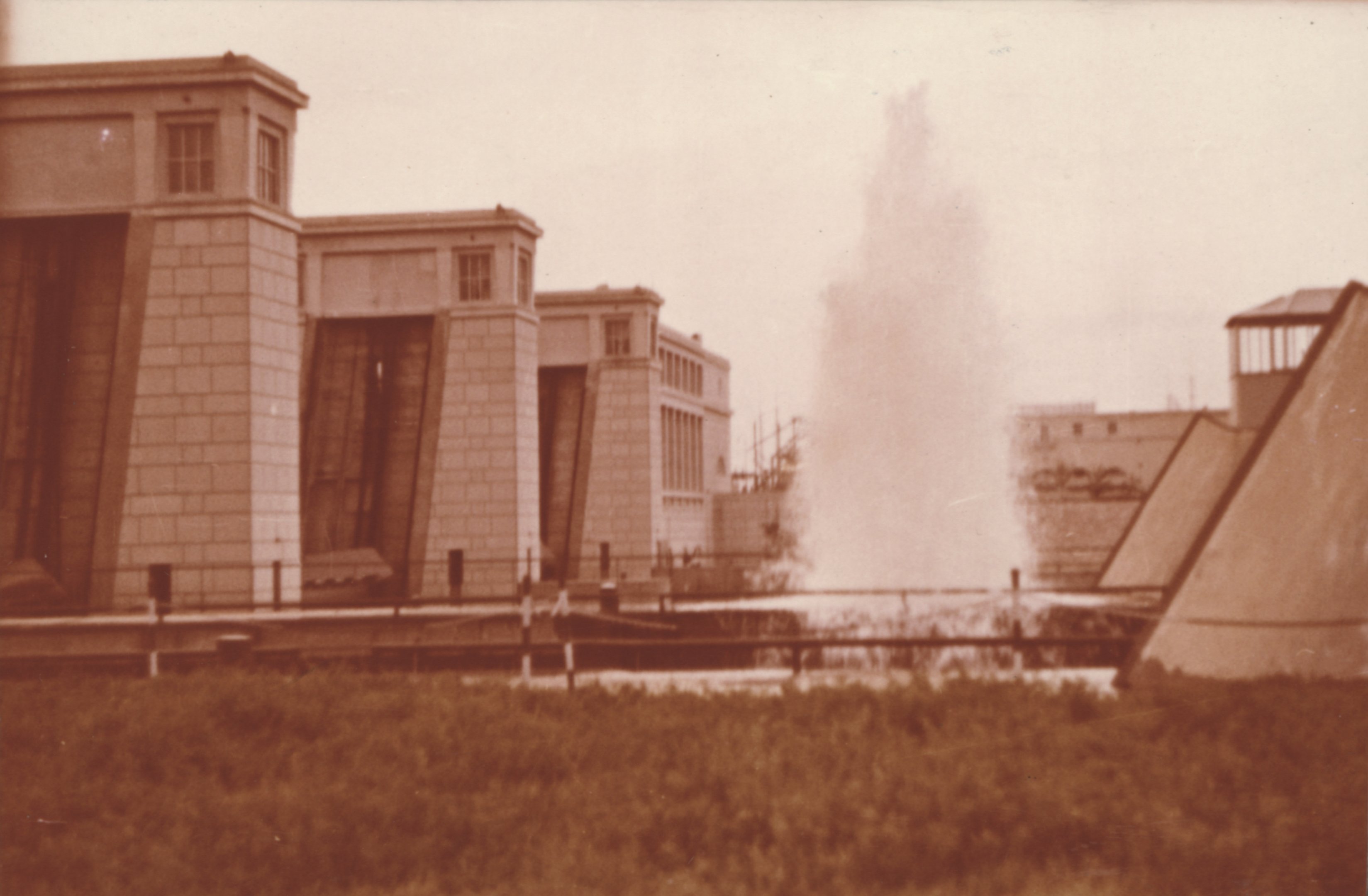 A hajózsilip töltőcsatornájából felszökő vízsugár (Magyar Környezetvédelmi és Vízügyi Múzeum - Duna Múzeum CC BY-NC-SA)